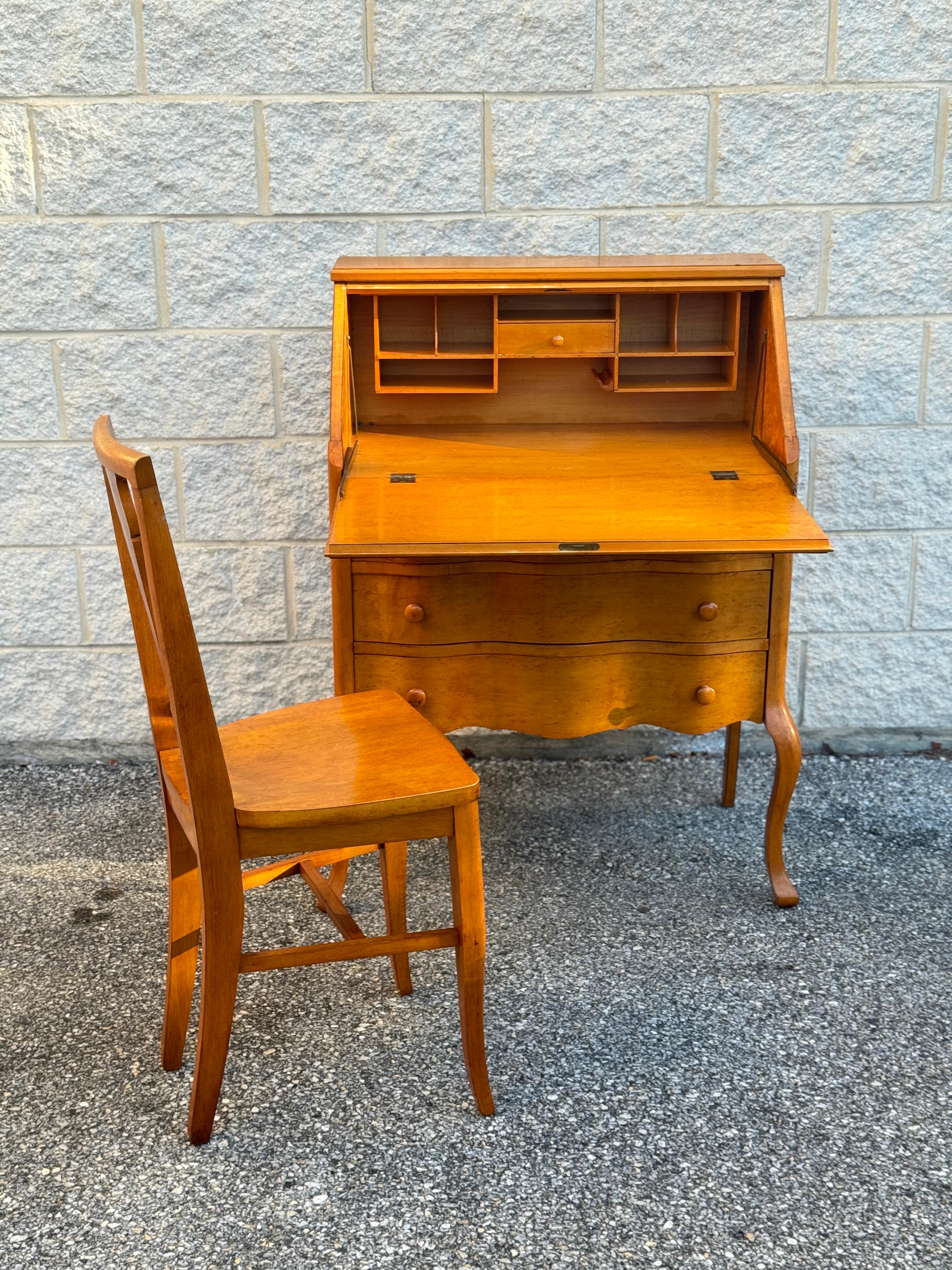 Mid-Century moderno Scrivania a ribalta in radica vintage con sedia in vendita