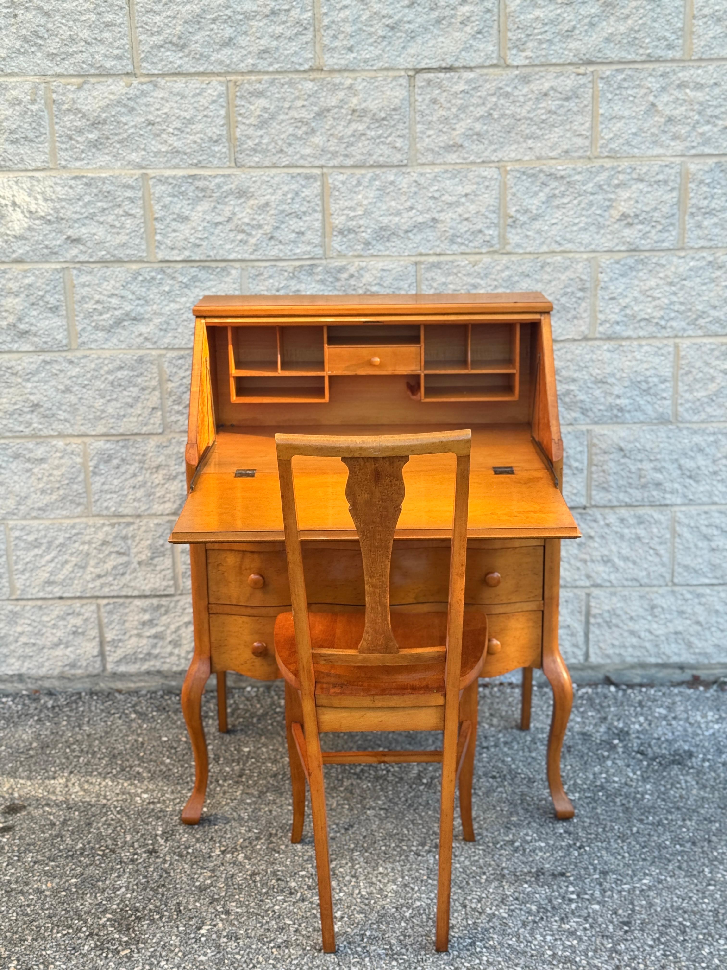 Americano Scrivania a ribalta in radica vintage con sedia in vendita