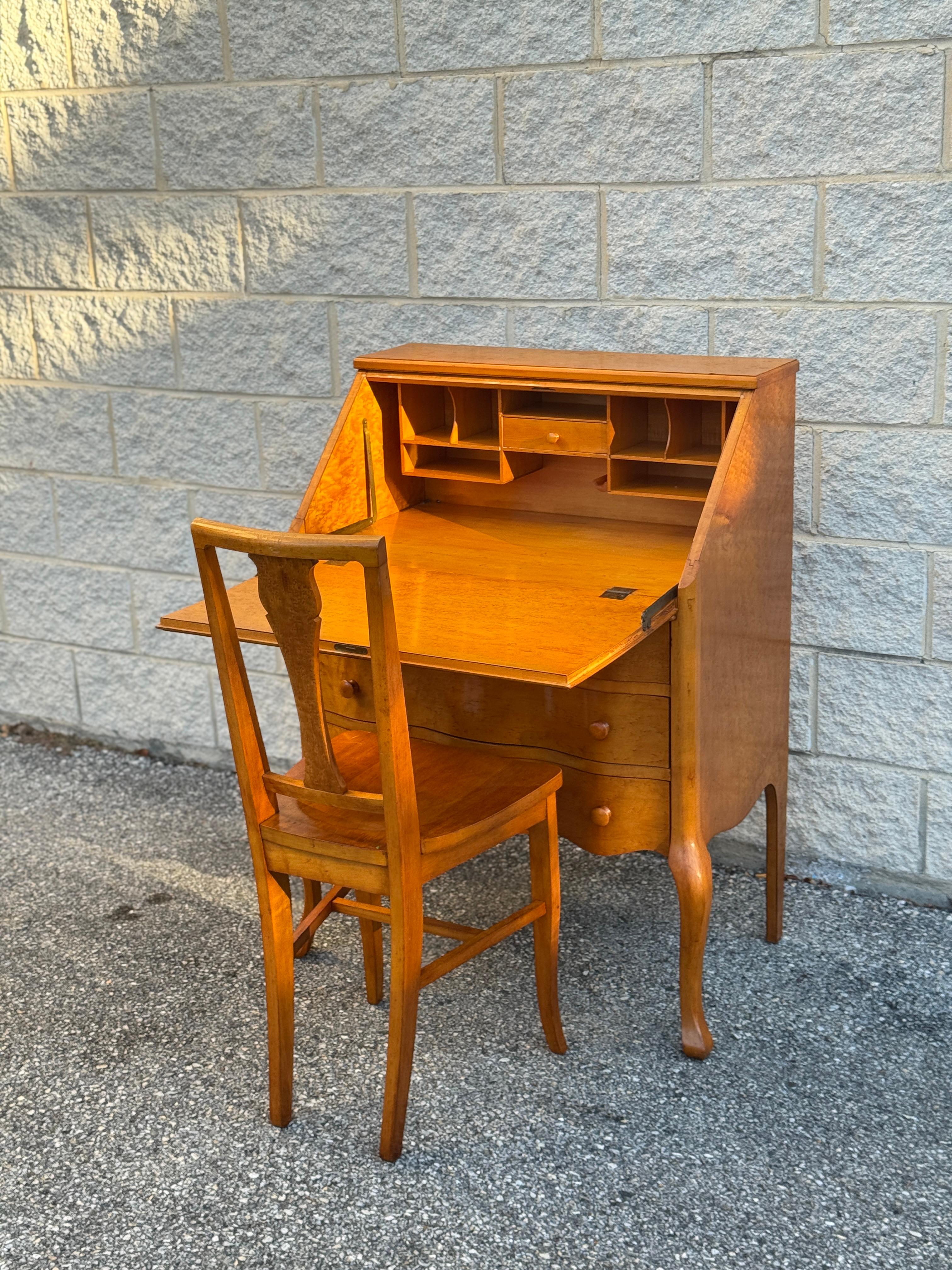 Scrivania a ribalta in radica vintage con sedia In condizioni buone in vendita a Elkton, MD