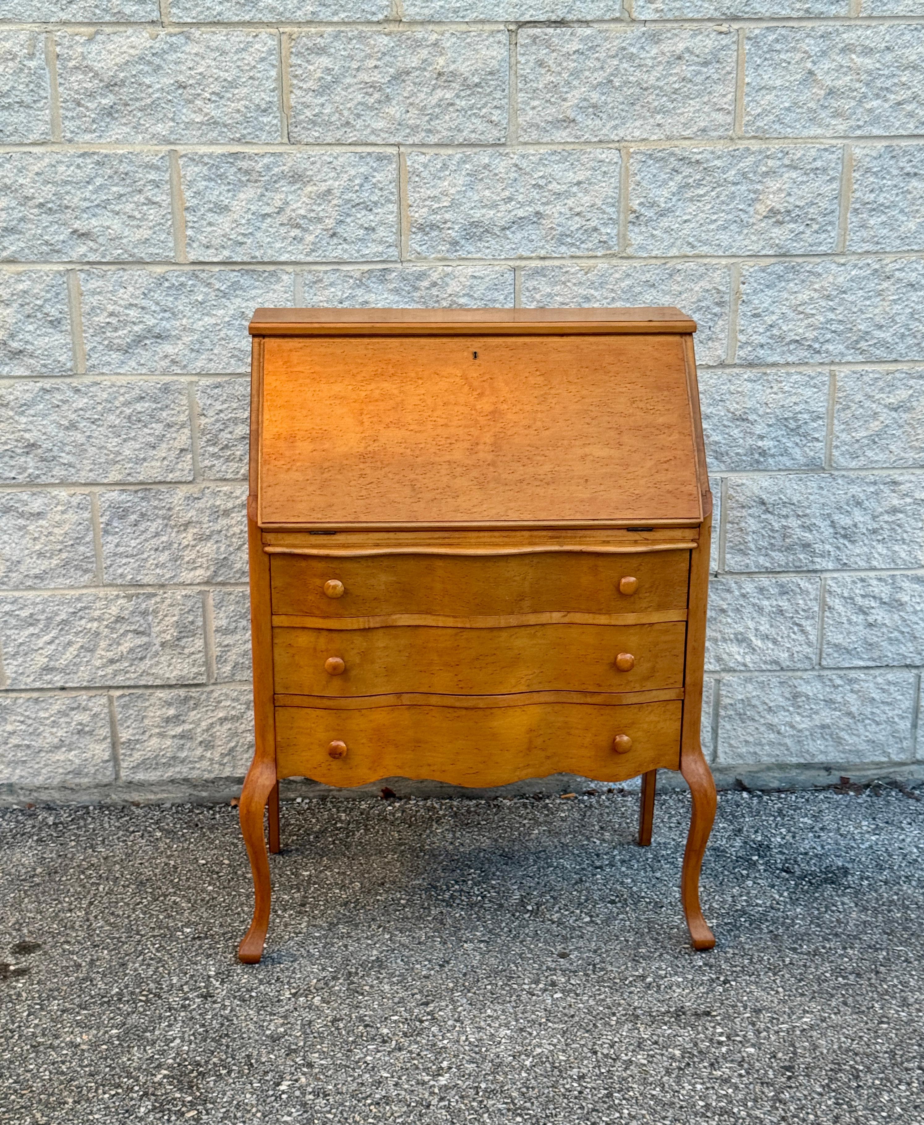 XX secolo Scrivania a ribalta in radica vintage con sedia in vendita