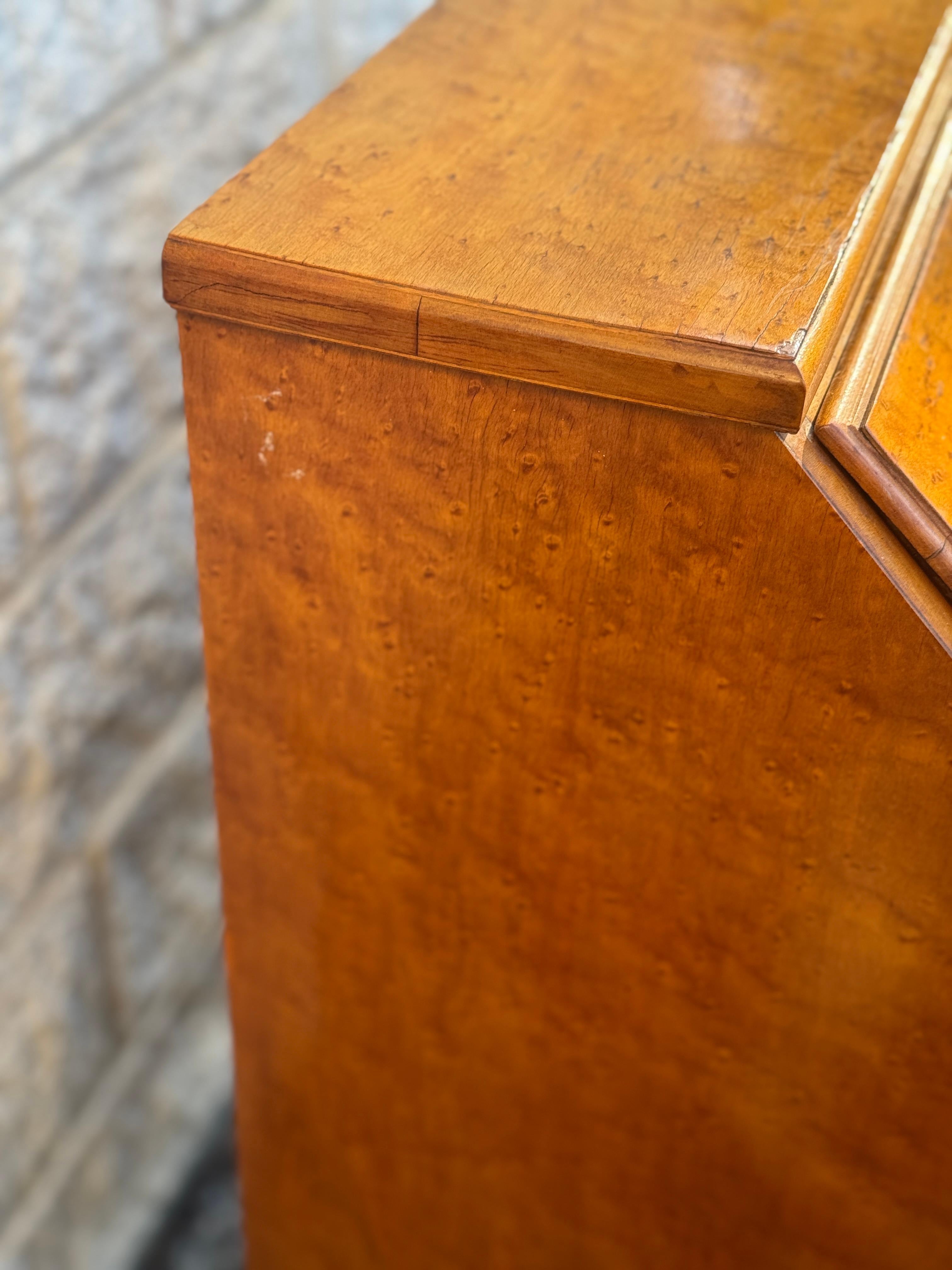 Legno Scrivania a ribalta in radica vintage con sedia in vendita