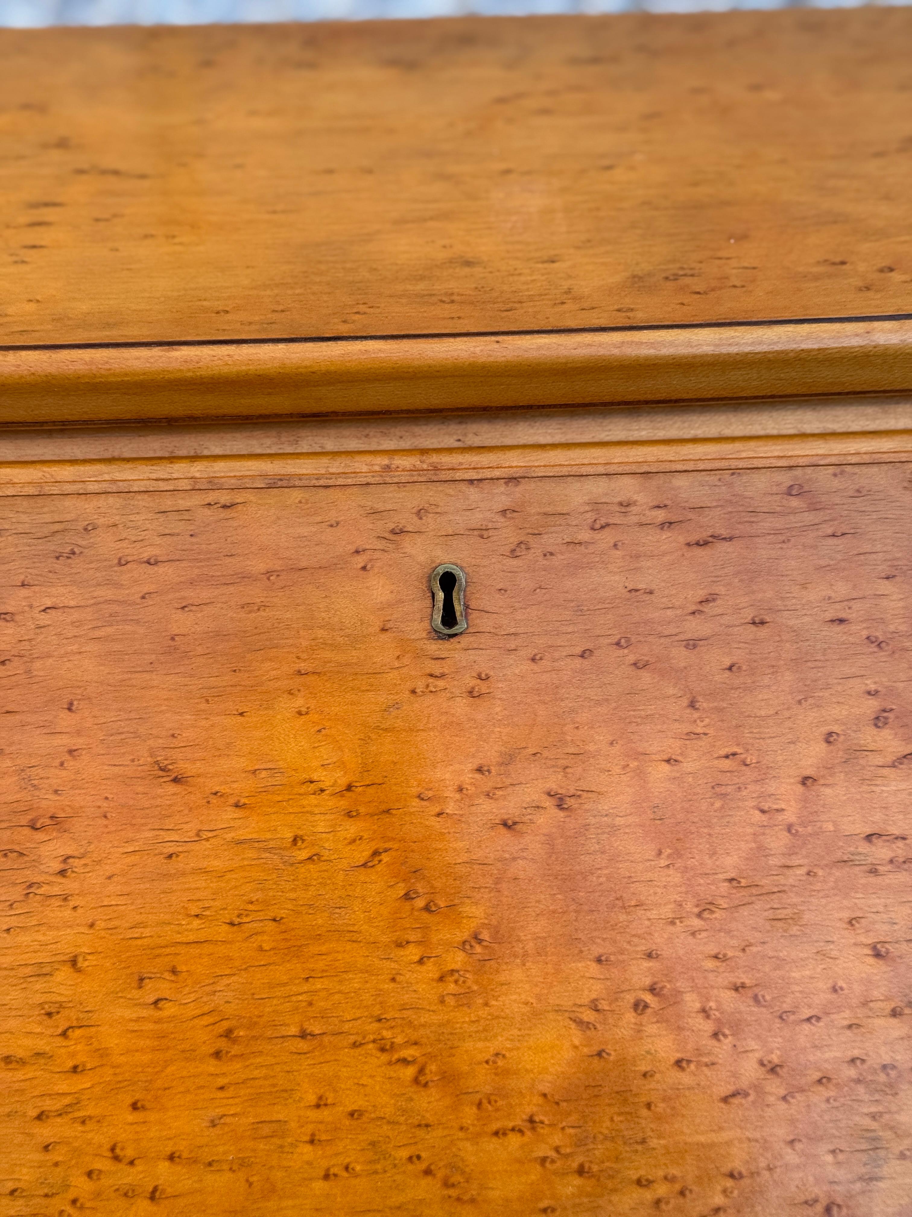 Scrivania a ribalta in radica vintage con sedia in vendita 2