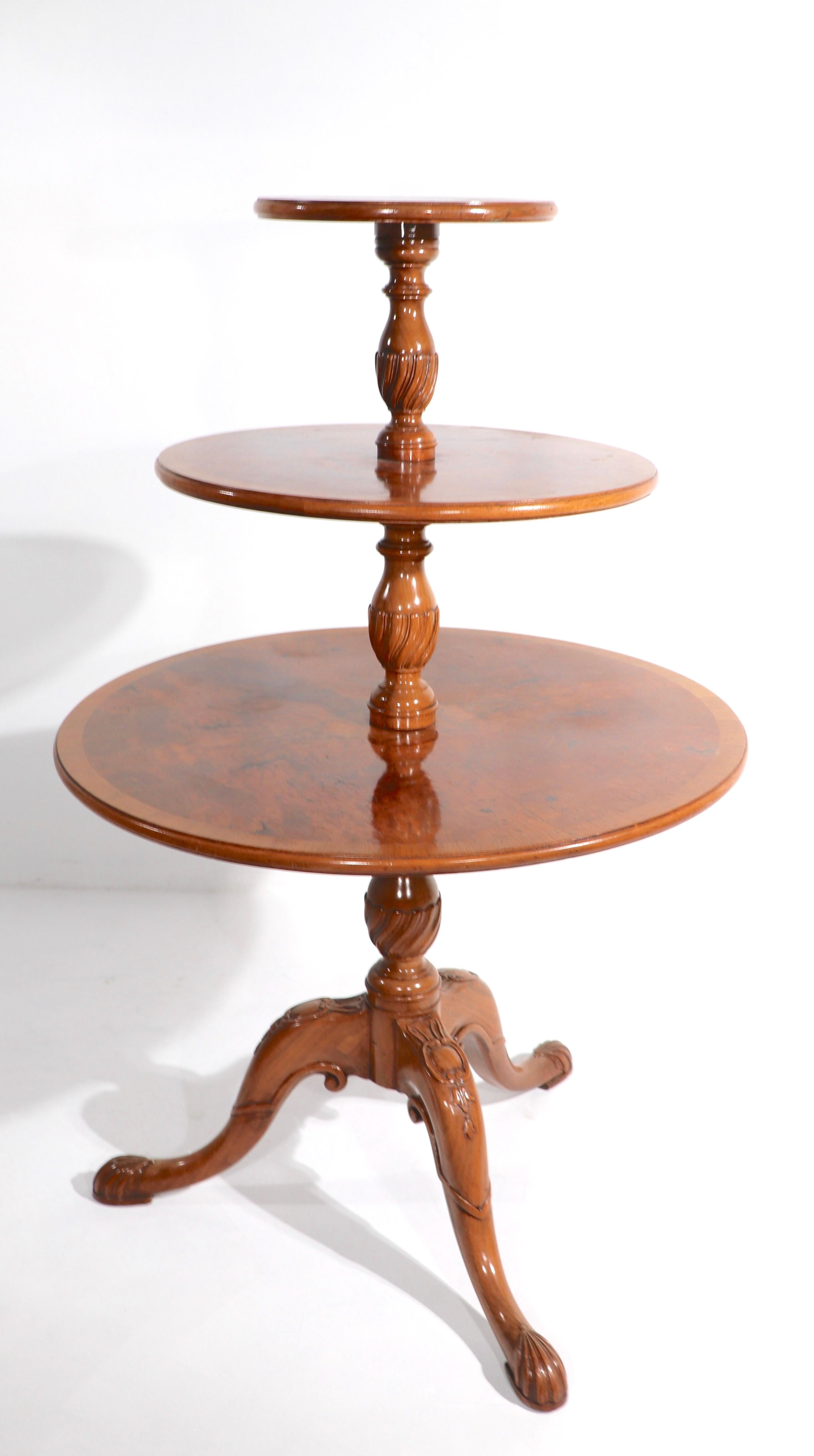 Superbe monte-plats surdimensionné en banc avec étagères à étages. Cet exemple est en très bon état d'origine, propre et prêt à être utilisé. Tablettes en ronce avec incrustation de bandes, pieds cabriole sculptés, pieds en coquille. Nous pensons
