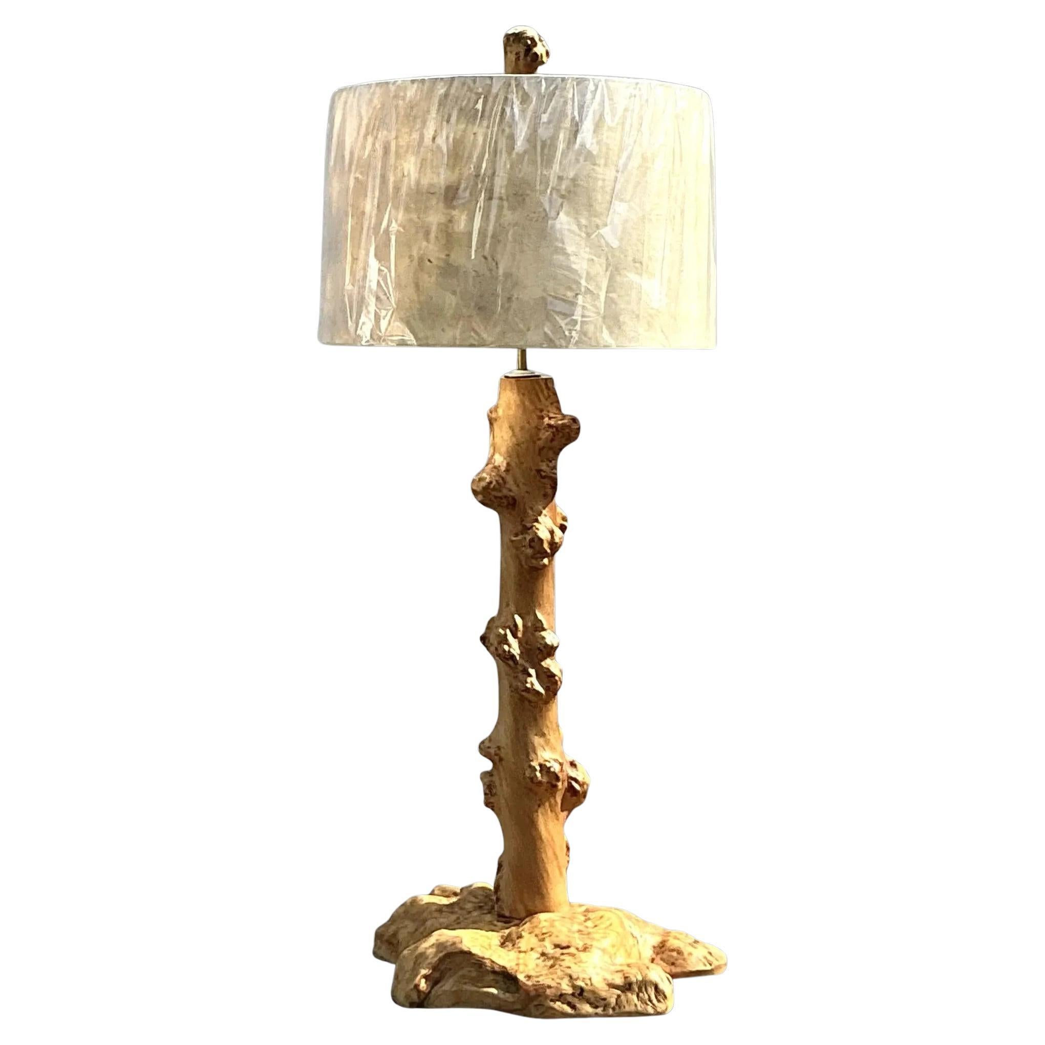 Lampe de bureau vintage en broussin avec abat-jour en bois coordonné