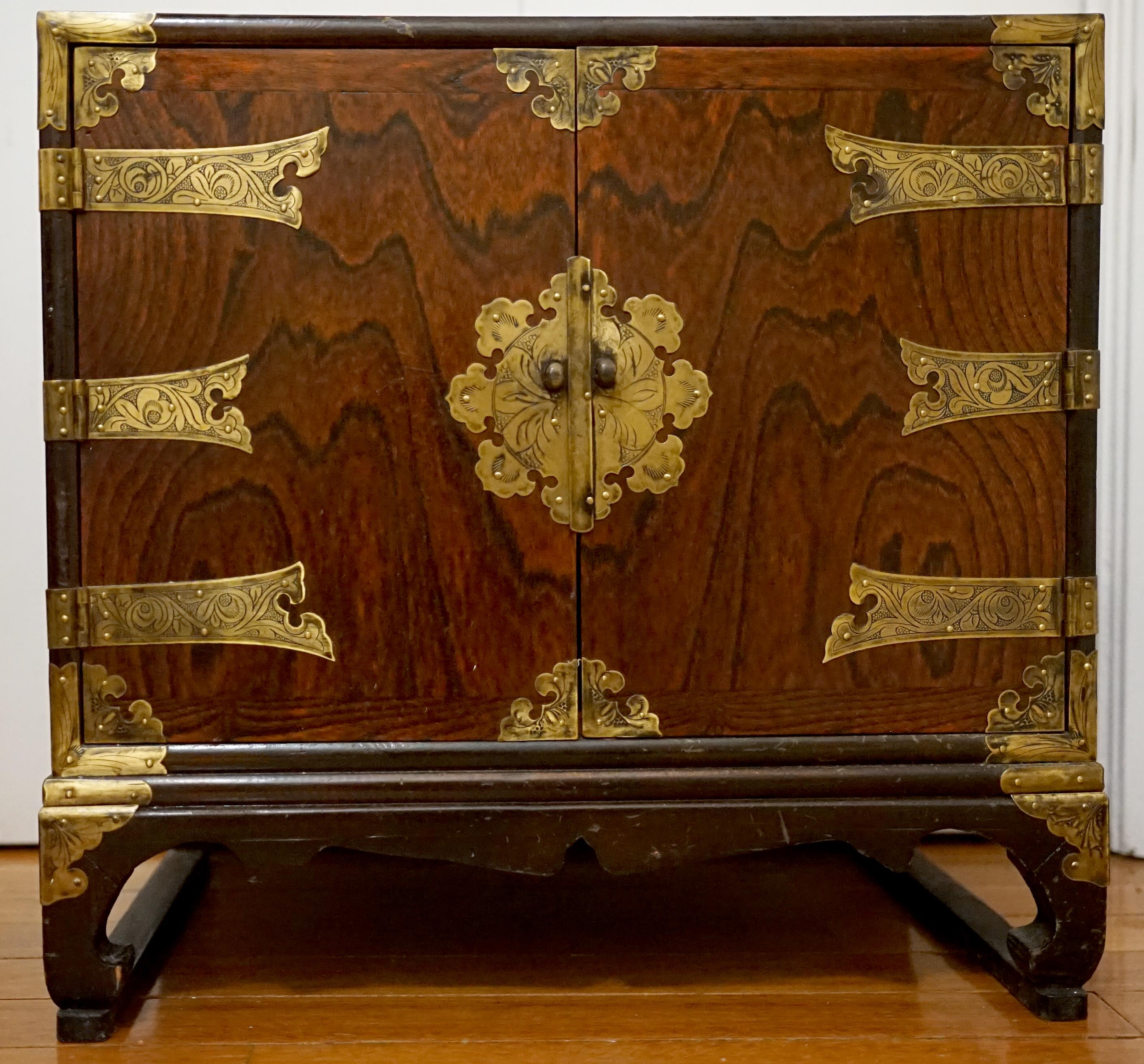 Vieille commode Tansu en broussin d'acajou avec doublure de calligraphie ancienne en papier en vente 11