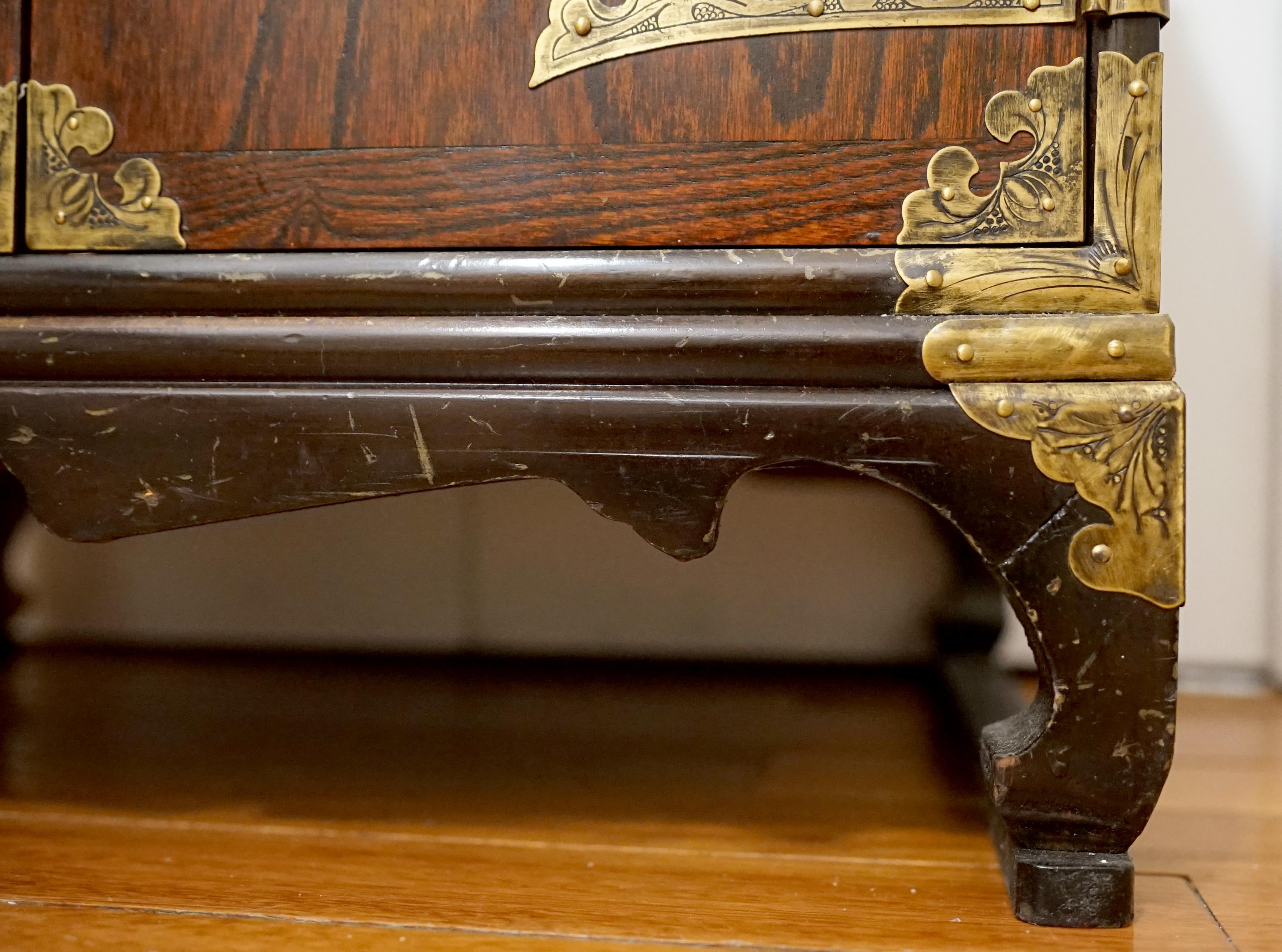 Vieille commode Tansu en broussin d'acajou avec doublure de calligraphie ancienne en papier en vente 12