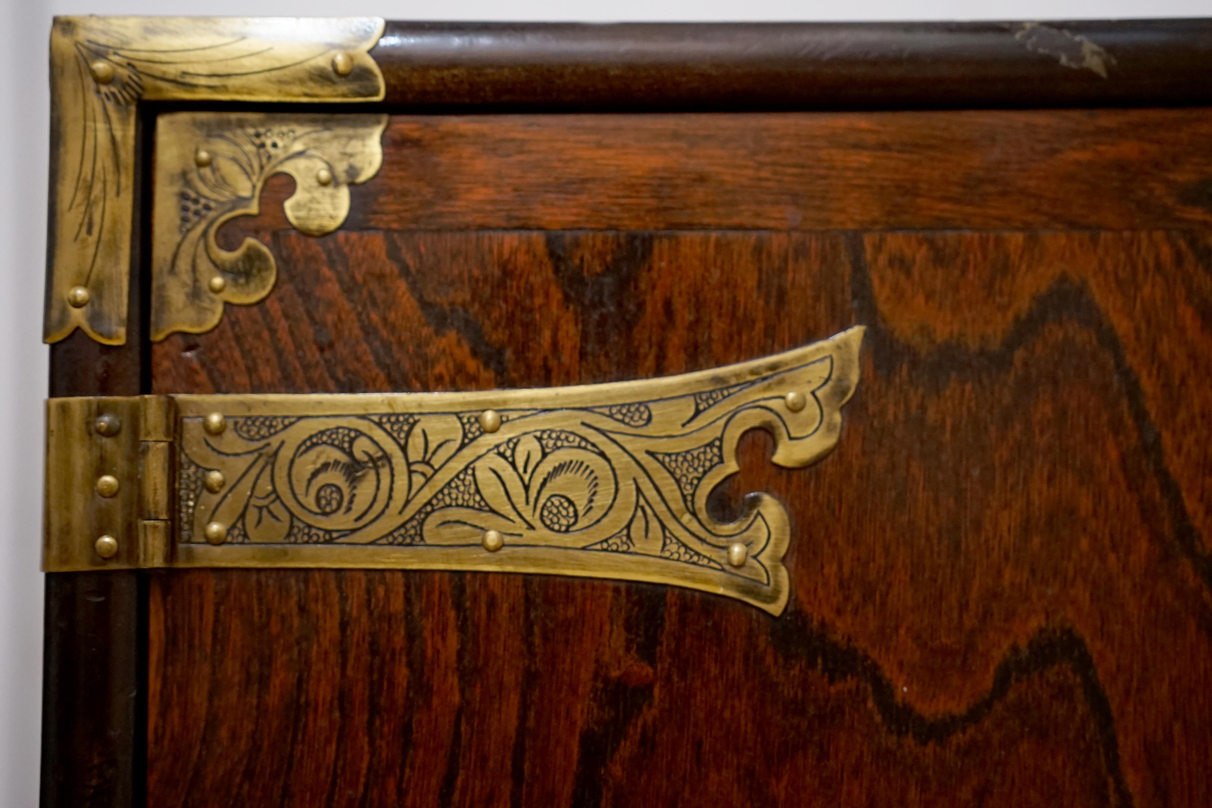 Laiton Vieille commode Tansu en broussin d'acajou avec doublure de calligraphie ancienne en papier en vente