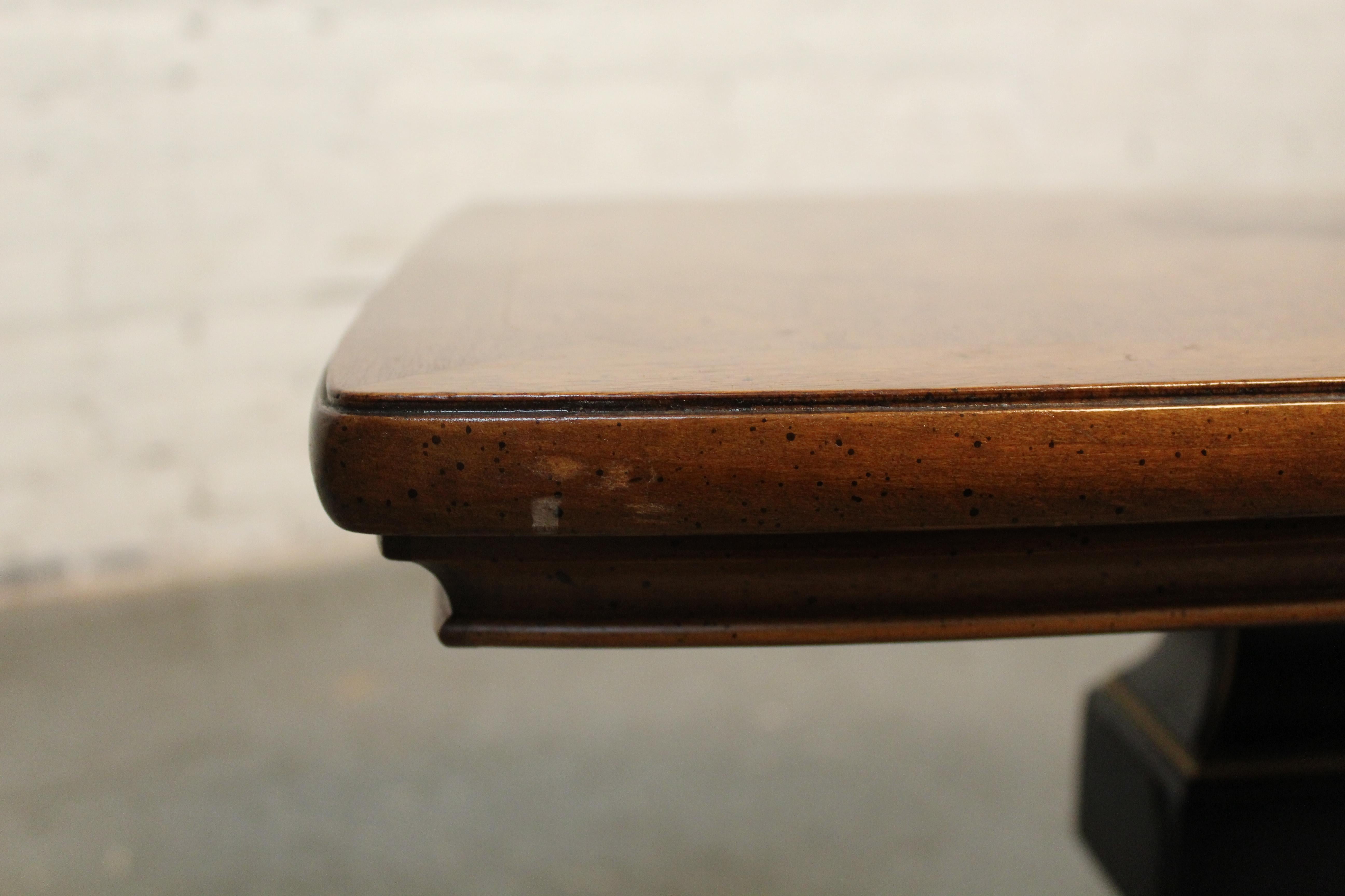 Bois Tables vintage de style Hollywood Regency dorées en vente