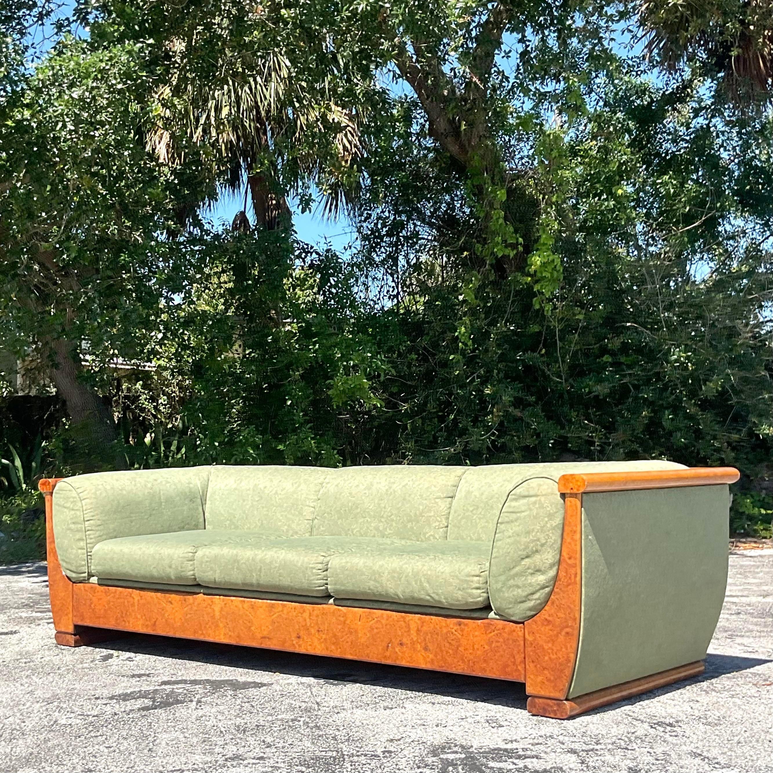 Dreisitziges Vintage-Sofa mit Wurzelholzbesatz und drei Sitzen nach Biedermeier im Zustand „Gut“ im Angebot in west palm beach, FL