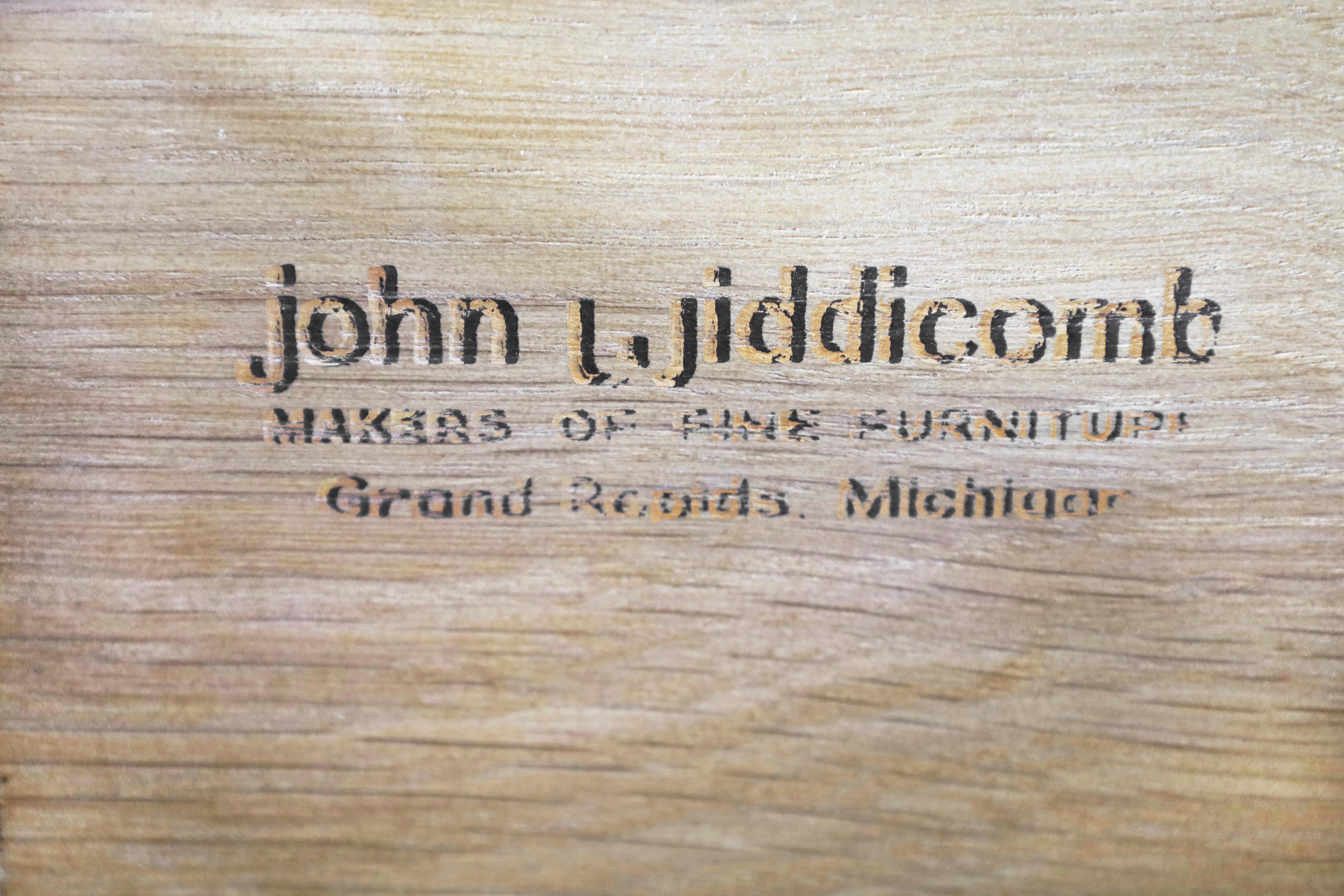 Laiton Bureau de campagne vintage en bois de ronce et laiton par John Widdicomb en vente