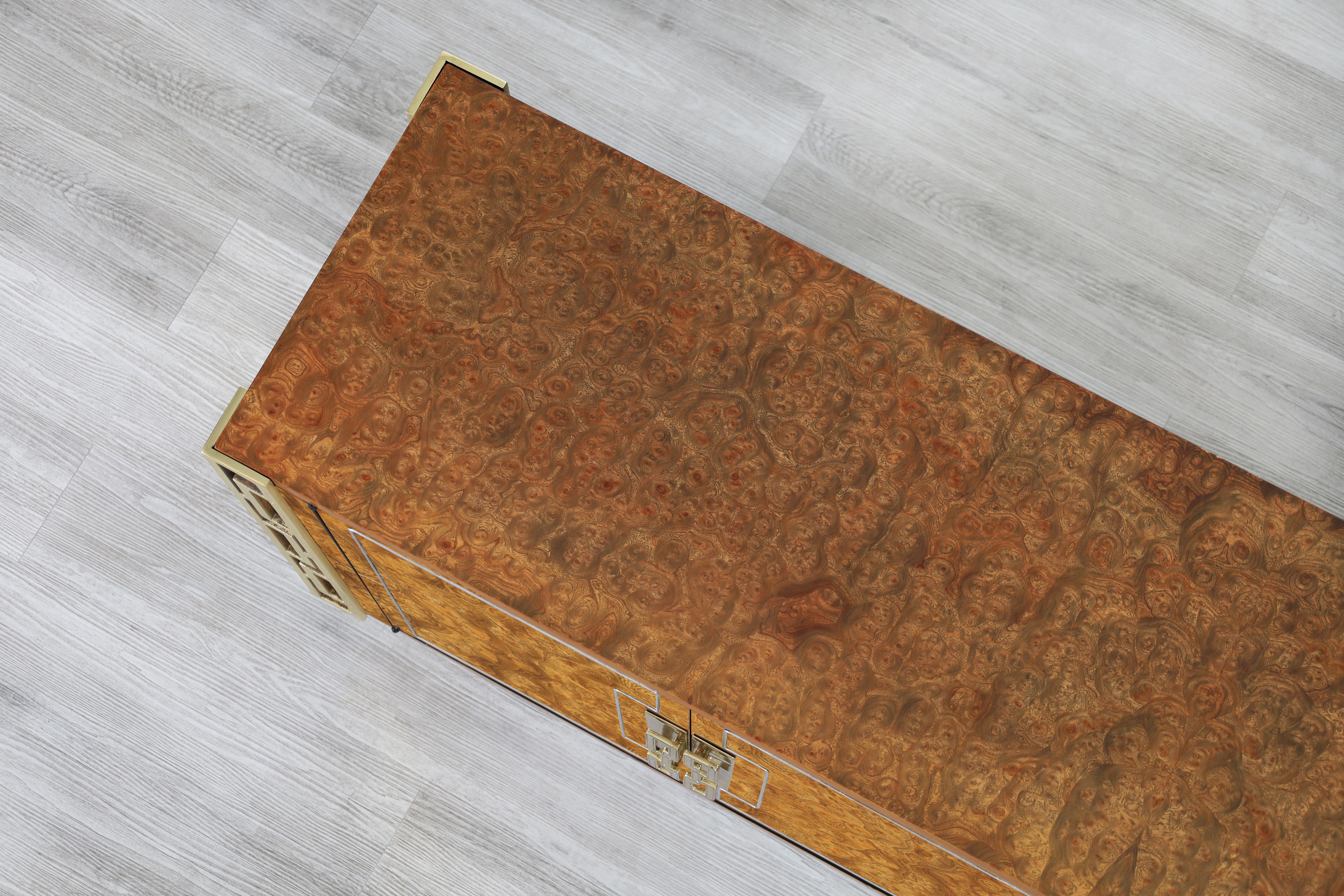 Crédence vintage en bois de broussin et laiton par Mastercraft en vente 6