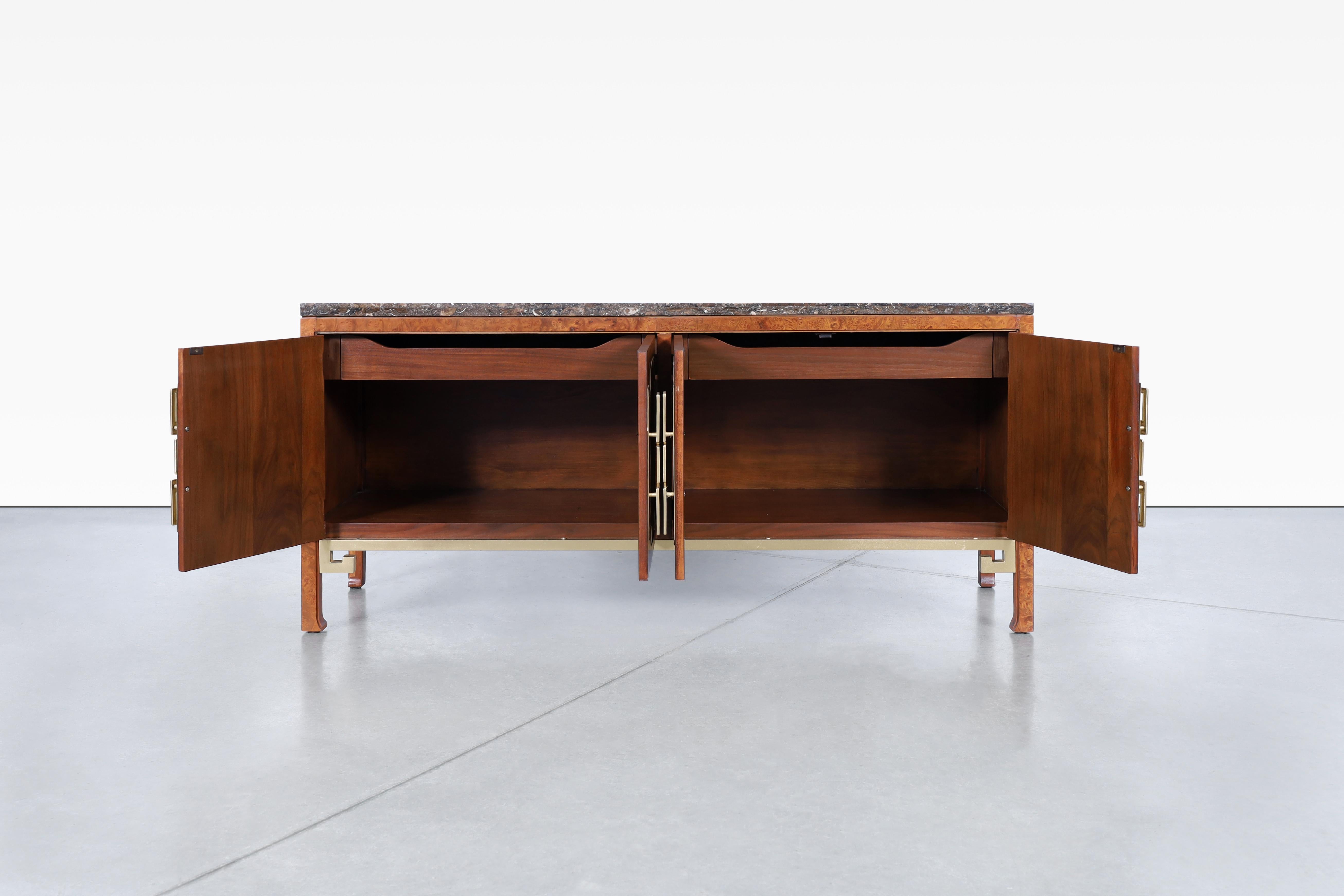 Credenza vintage in Woods Williams e ottone di William Doezema per Mastercraft in vendita 3