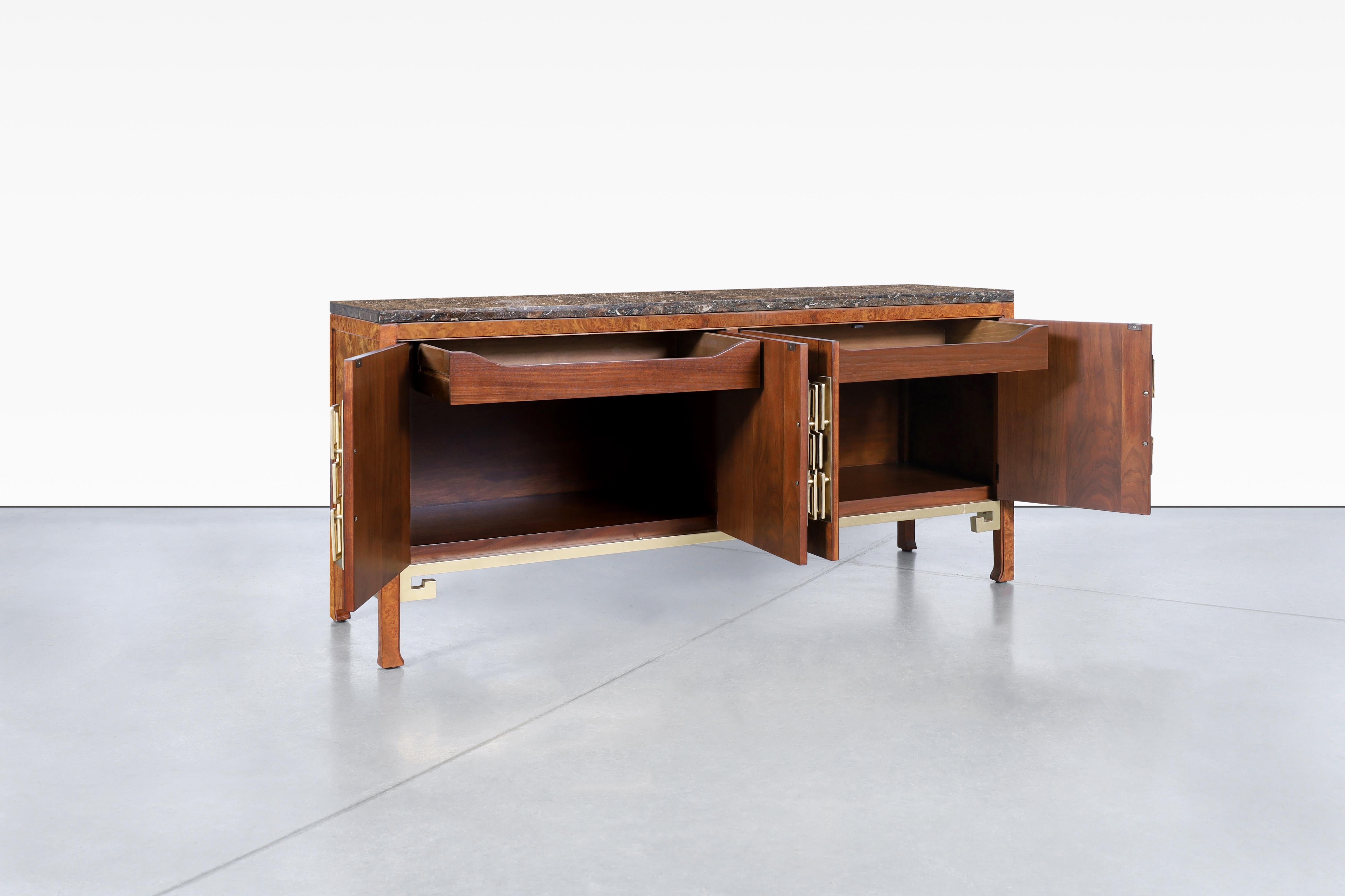 Credenza vintage in Woods Williams e ottone di William Doezema per Mastercraft In condizioni buone in vendita a North Hollywood, CA
