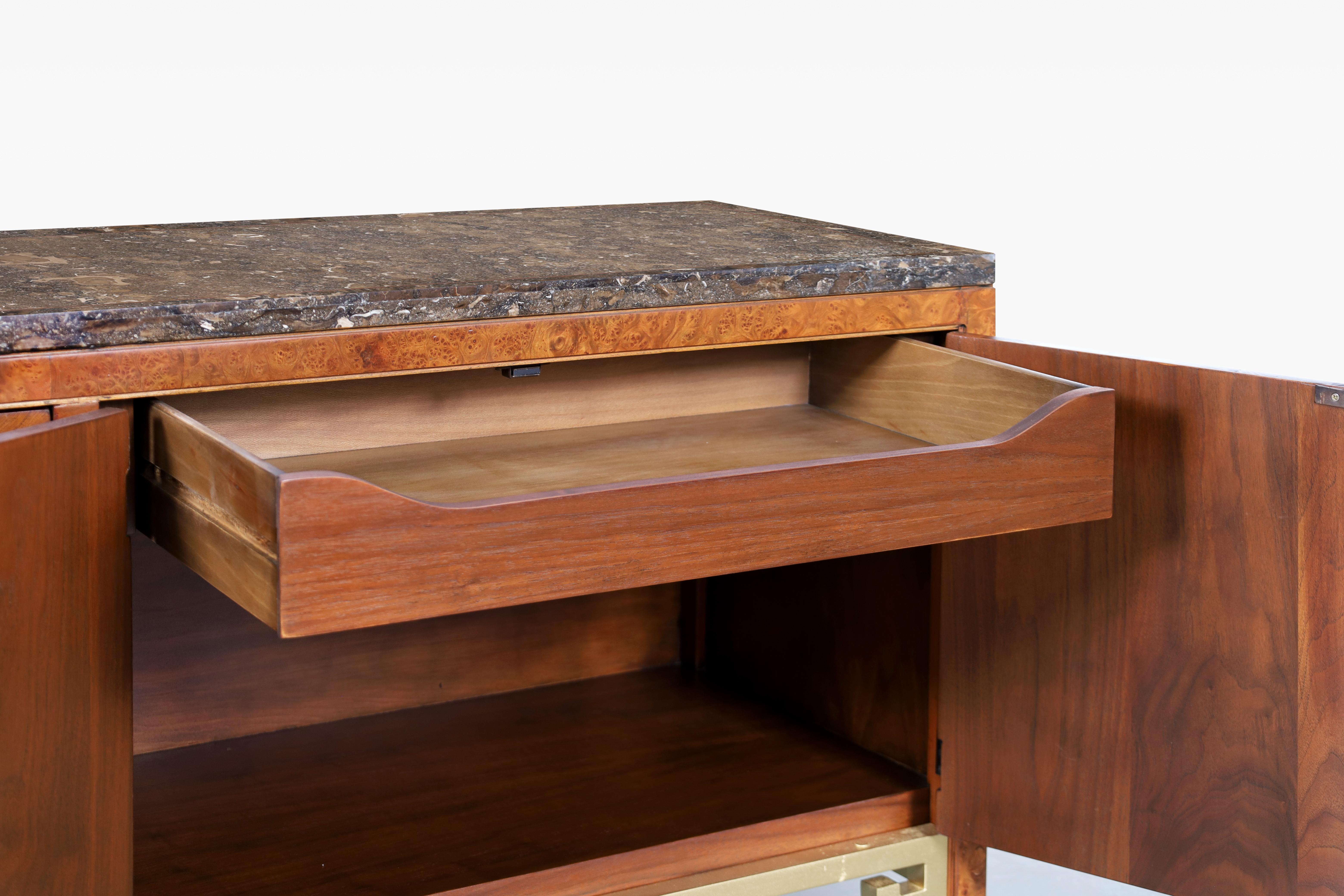 Fine XX secolo Credenza vintage in Woods Williams e ottone di William Doezema per Mastercraft in vendita