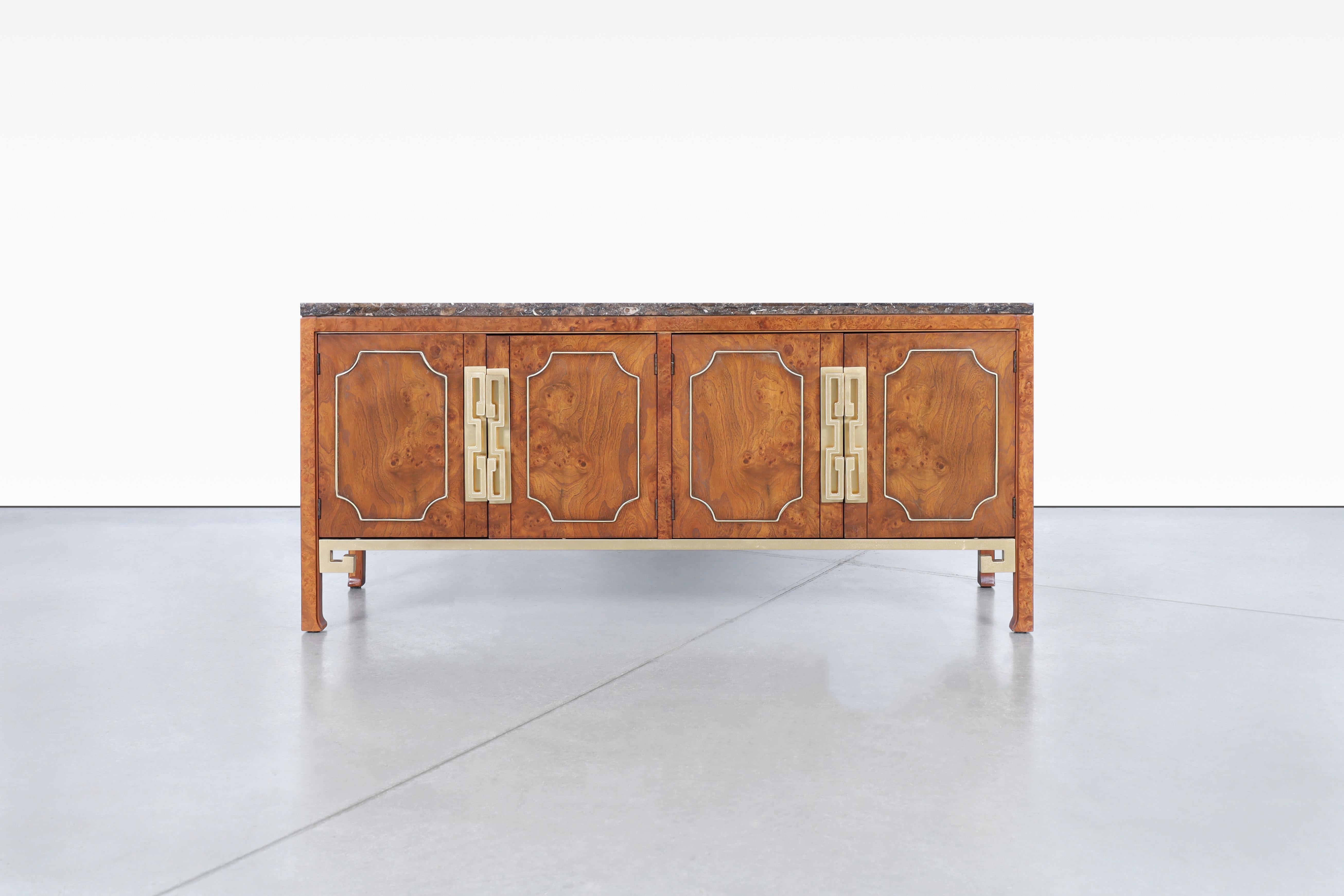 Ottone Credenza vintage in Woods Williams e ottone di William Doezema per Mastercraft in vendita