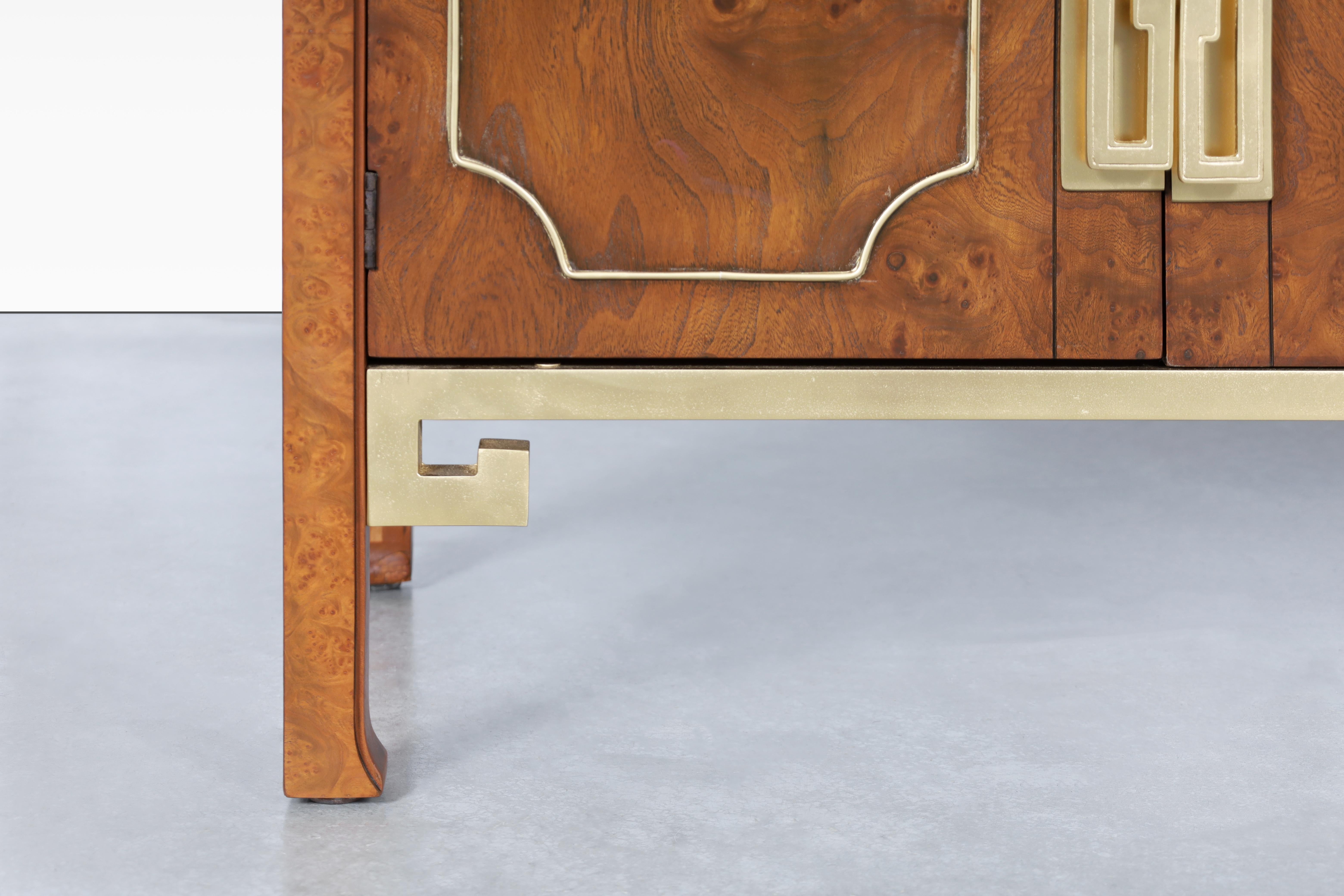 Credenza vintage in Woods Williams e ottone di William Doezema per Mastercraft in vendita 1