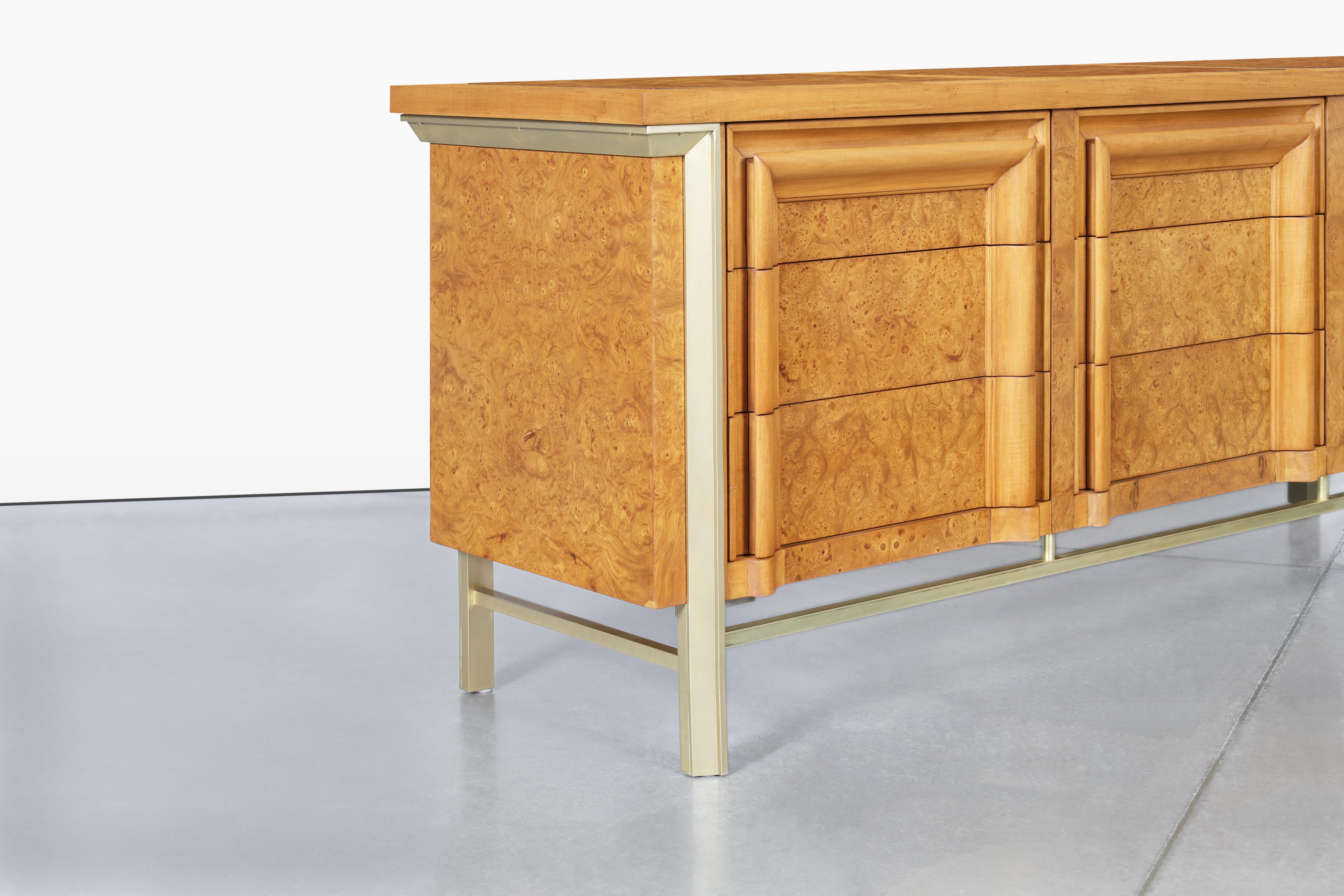 Mid-Century moderno Comò d'epoca in legno di radica e ottone di J.L.A. Metz in vendita