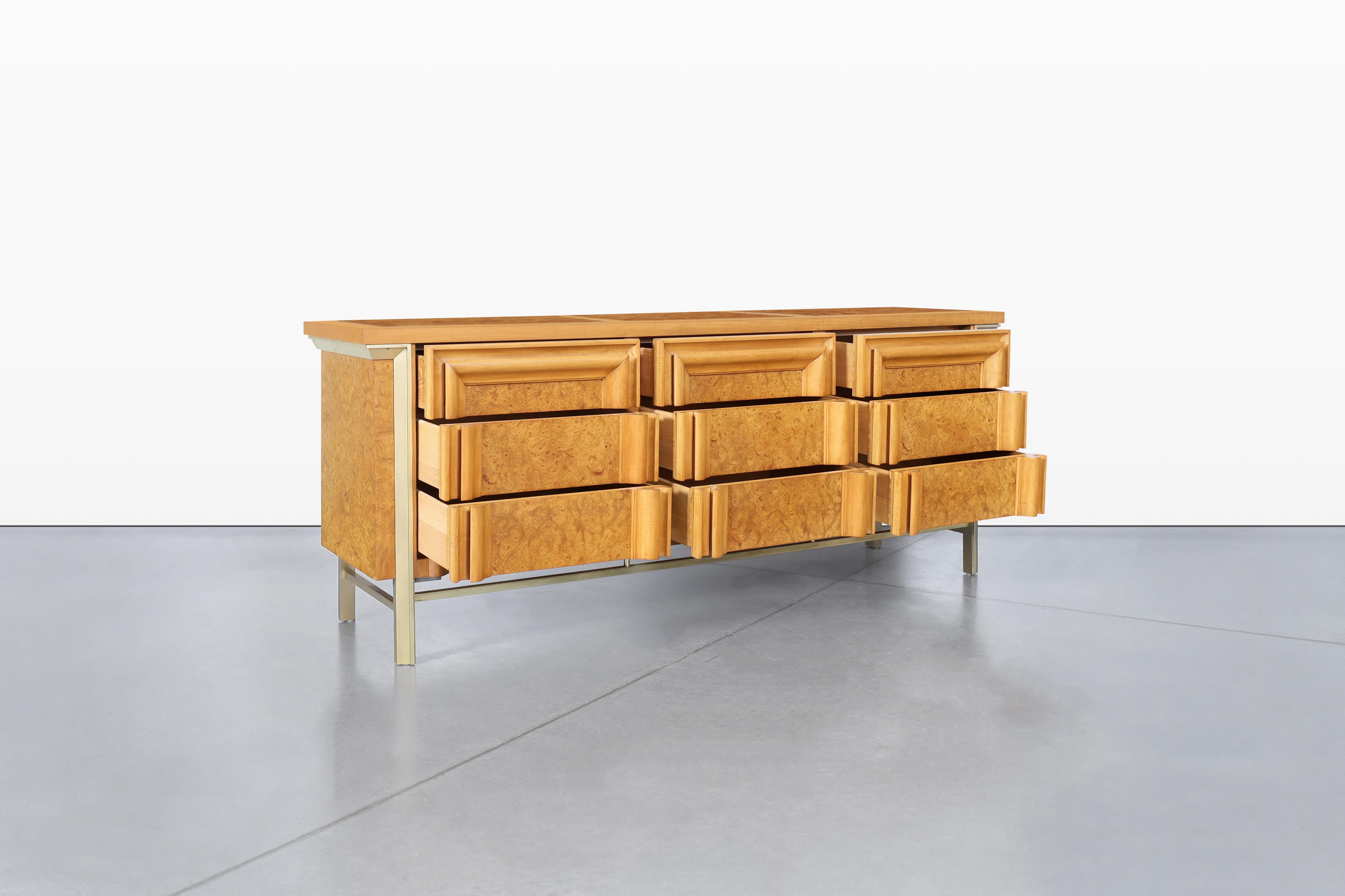Metà XX secolo Comò d'epoca in legno di radica e ottone di J.L.A. Metz in vendita