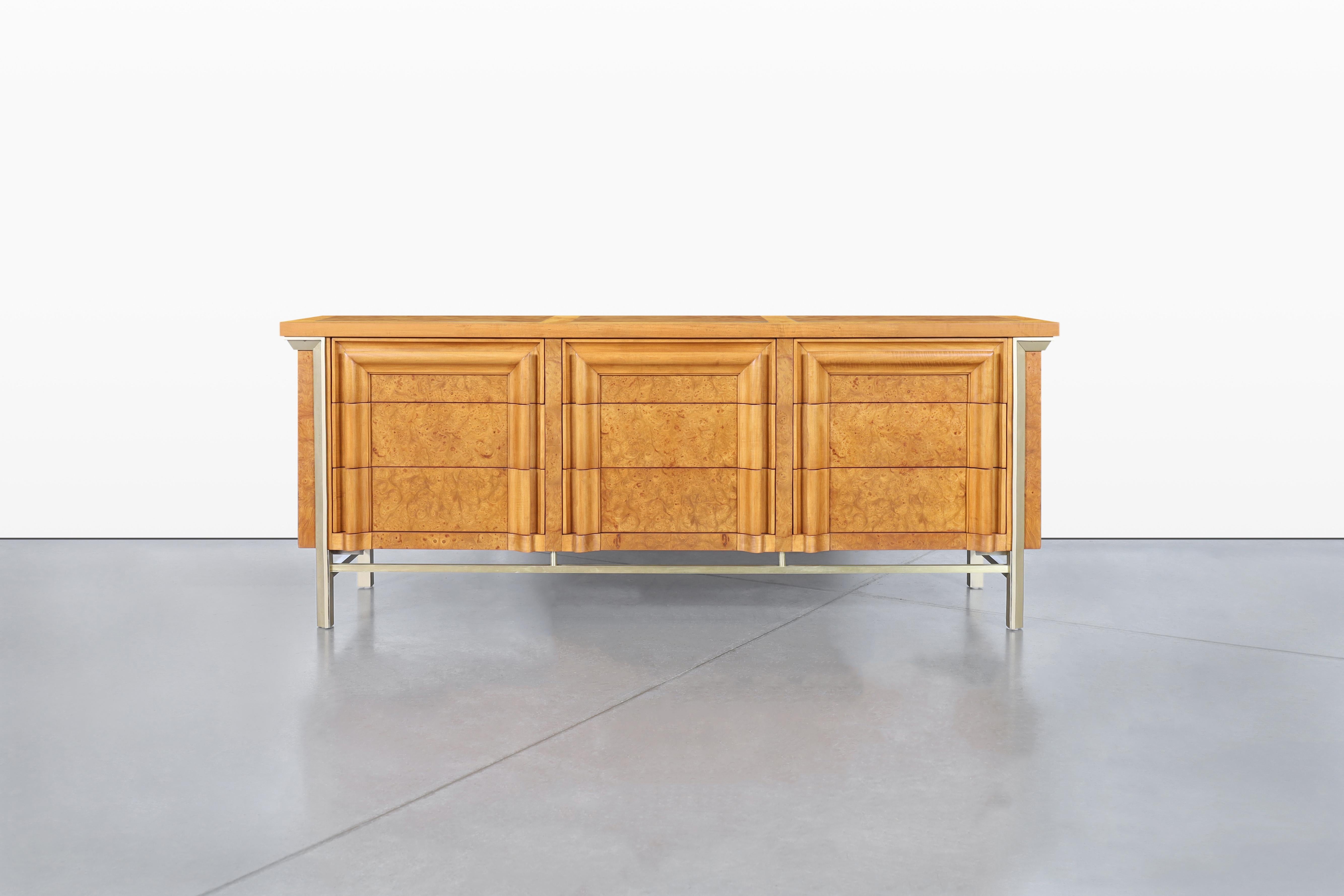 Comò d'epoca in legno di radica e ottone di J.L.A. Metz in vendita 2