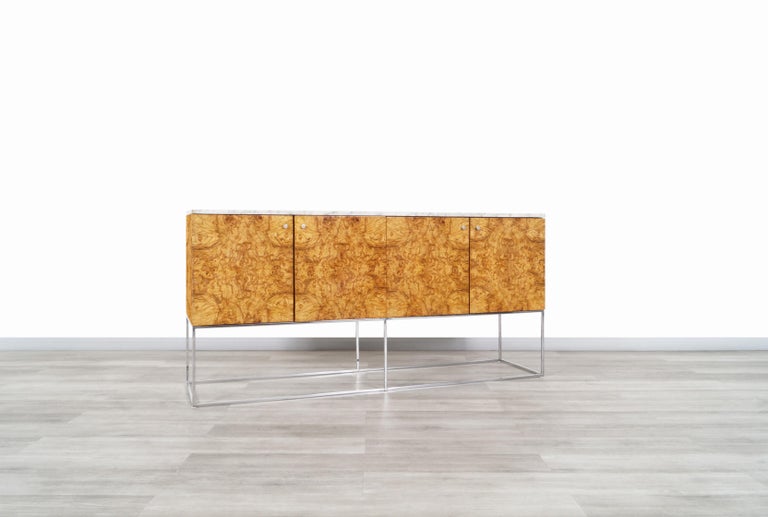 Beautiful vintage burl wood and chrome credenza by Milo Baughman for Thayer Coggin in the United States, circa 1970s. This exceptional credenza stands out for its fine finishes, showing elegant and detailed figures in each of its angles. A