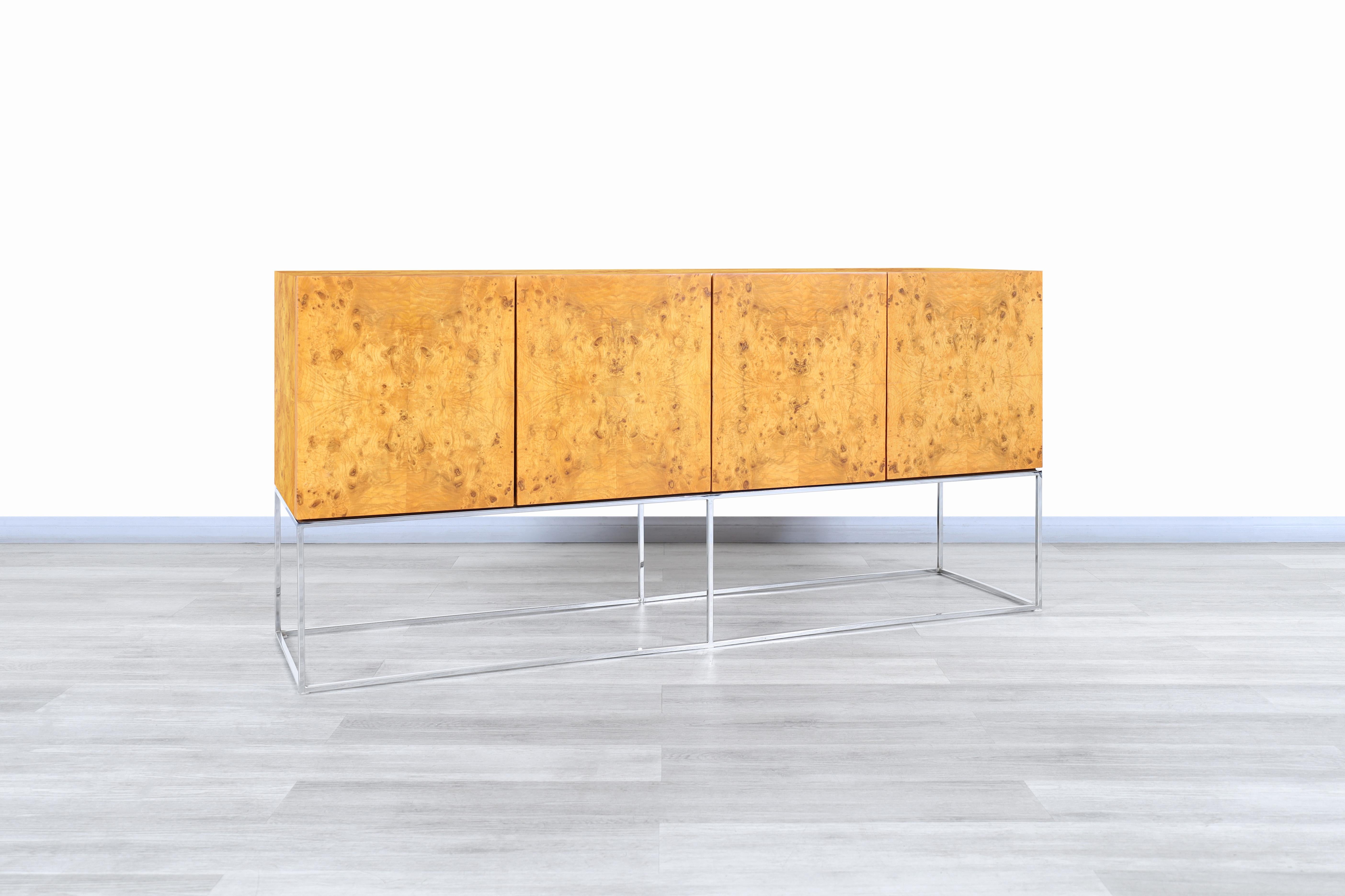 Beautiful vintage burl wood and chrome credenza by Milo Baughman for Thayer Coggin in the United States, circa 1970s. This exceptional credenza stands out for its fine finishes, showing elegant and detailed figures at each angle. A completely smooth