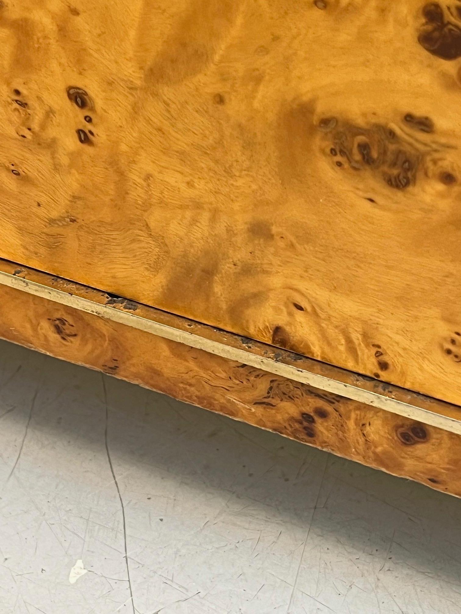 Tables de chevet vintage en bois de ronce et laiton par  en vente 6