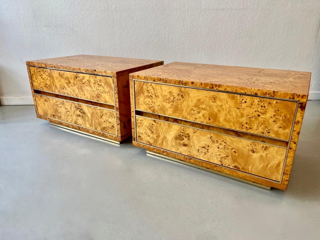 Vintage pair of burl wood and brass bedside tables in the manner of Willy Rizzo or Jean Claude Mahey.
Produced in Italy ca. 1970s
Wood in perfect condition. Brass with minor traces of rust.
2 drawers on each table.
L 70 x D 45 x H 42 cm

