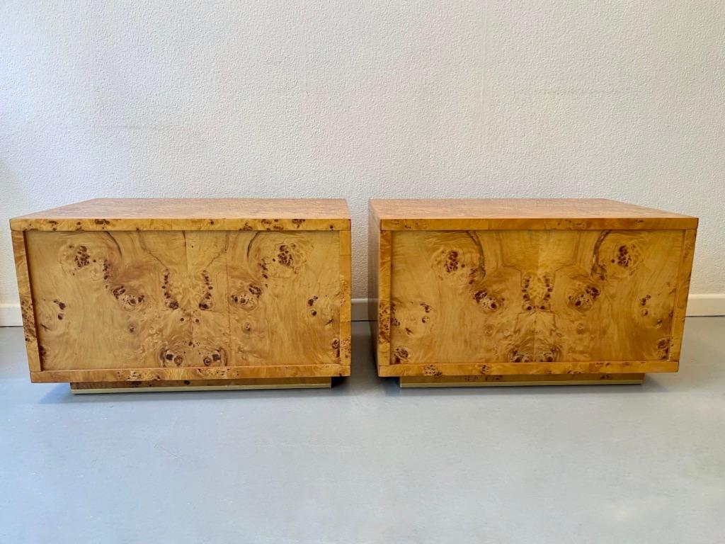 Tables de chevet vintage en bois de ronce et laiton par  en vente 2