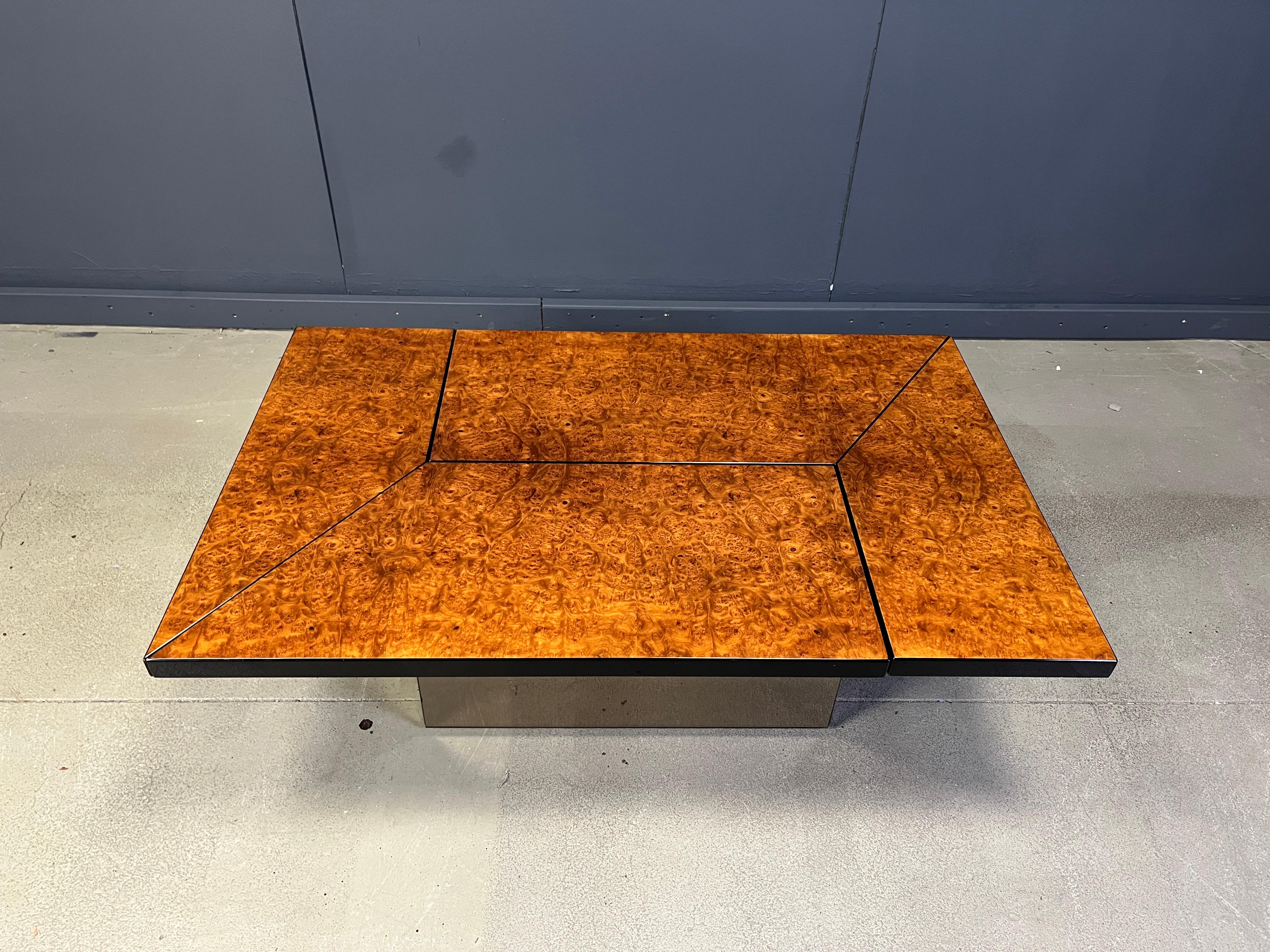 Table basse en bois de ronce conçue par Paul Michele.

Cette luxueuse table basse au design astucieux s'ouvre en coulissant pour révéler un compartiment dry bar spacieux en miroir.

L'utilisation de verre miroir à l'intérieur et à l'extérieur, la