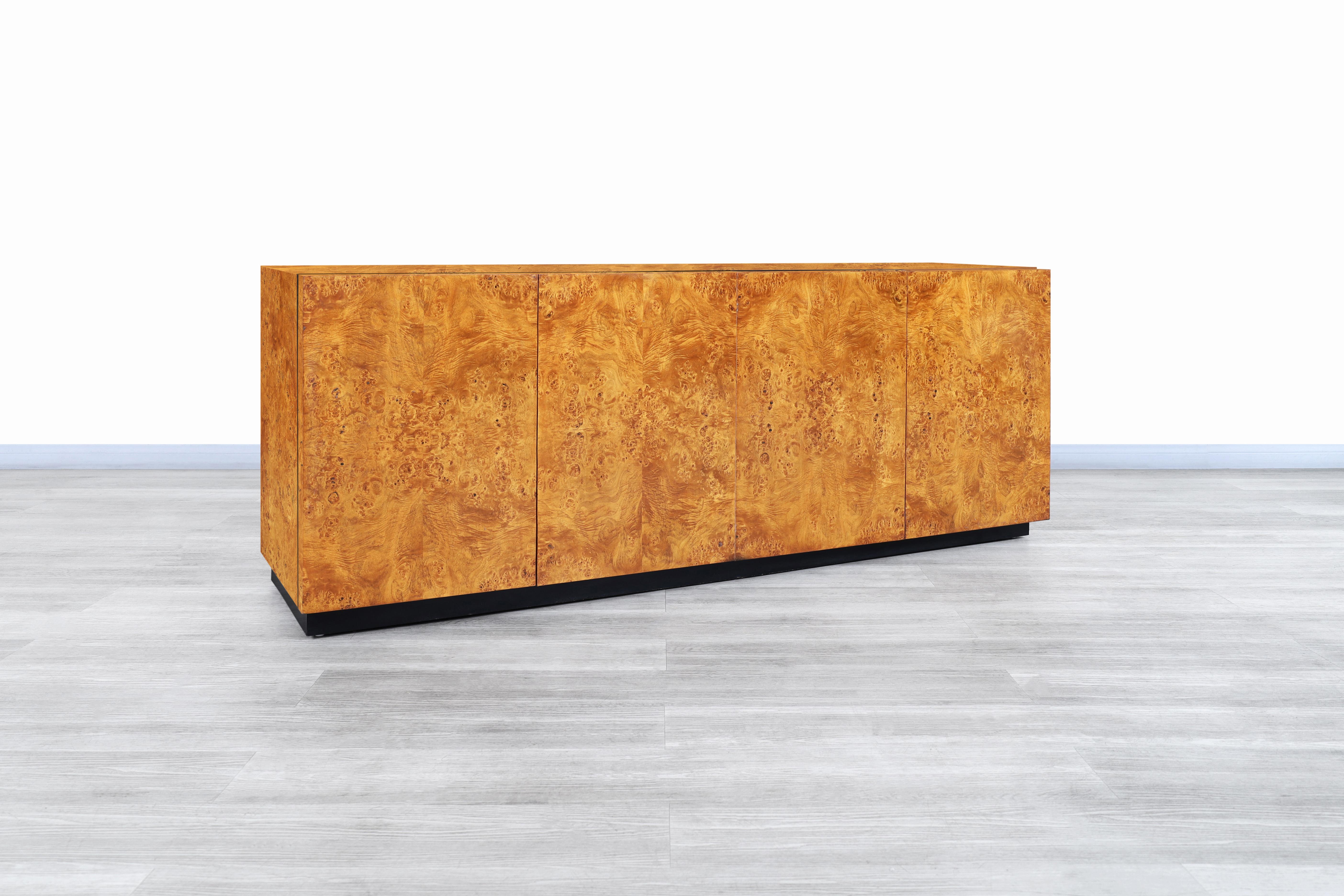 Wonderful vintage burl wood credenza designed by Arthur Umanoff for Dillingham in the United States, circa 1970s. This credenza has a minimalist but highly functional design and is complemented by the suitable materials used for its construction.