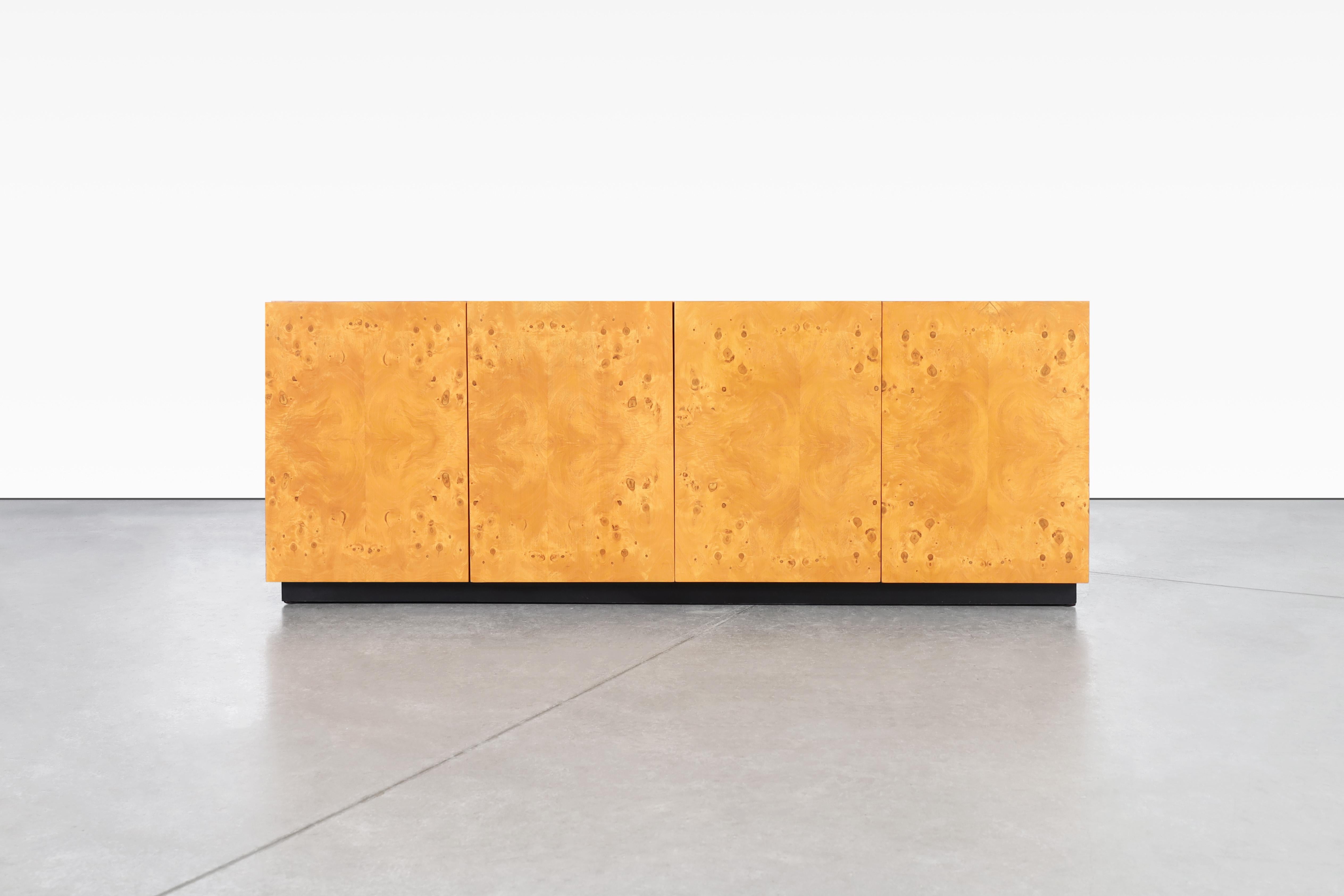 Credenza d'epoca in legno di radica disegnata da Arthur Umanoff per Dillingham negli Stati Uniti, circa anni Settanta. Questa credenza ha un design minimalista ma altamente funzionale ed è completata dai materiali adatti utilizzati per la sua