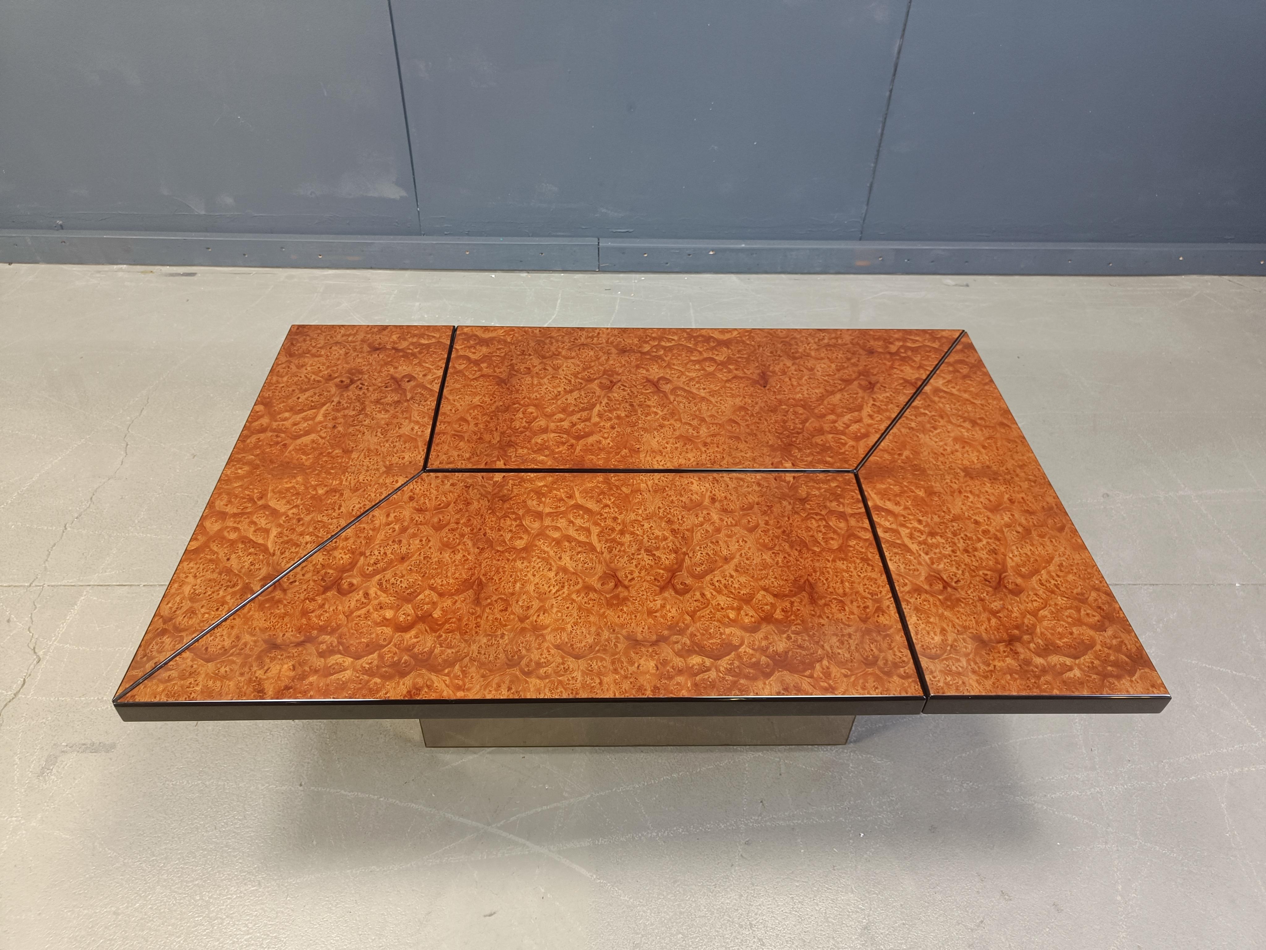 Table basse en bois de ronce conçue par Paul Michele.

Cette luxueuse table basse au design astucieux s'ouvre en coulissant pour révéler un compartiment dry bar spacieux en miroir.

L'utilisation de verre miroir à l'intérieur et à l'extérieur, la