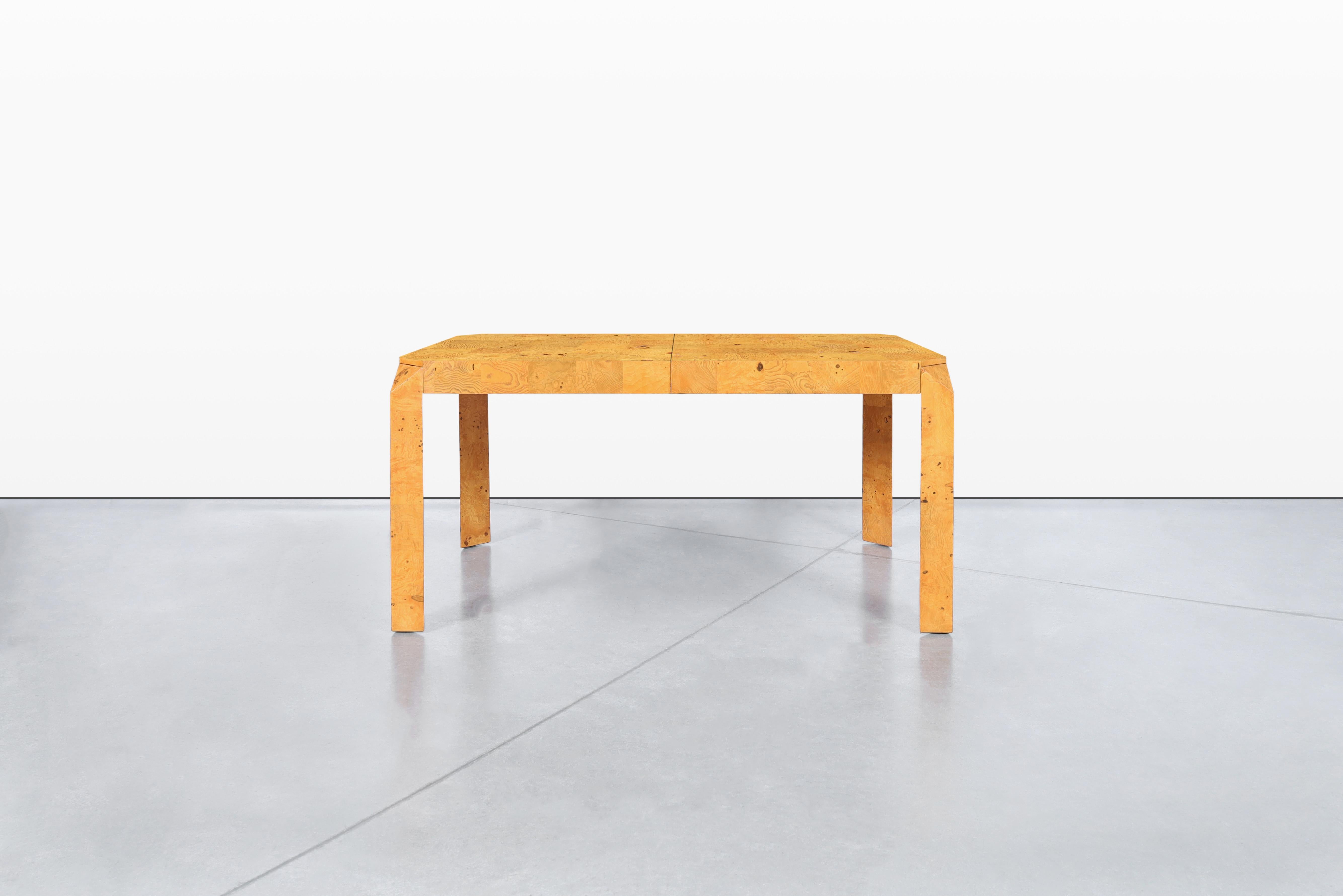 Nous vous présentons une magnifique table de salle à manger vintage en bois de ronce, une véritable pièce d'apparat datant des années 1970 aux États-Unis. Cette table élégamment fabriquée présente un design Parsons intemporel, caractérisé par ses