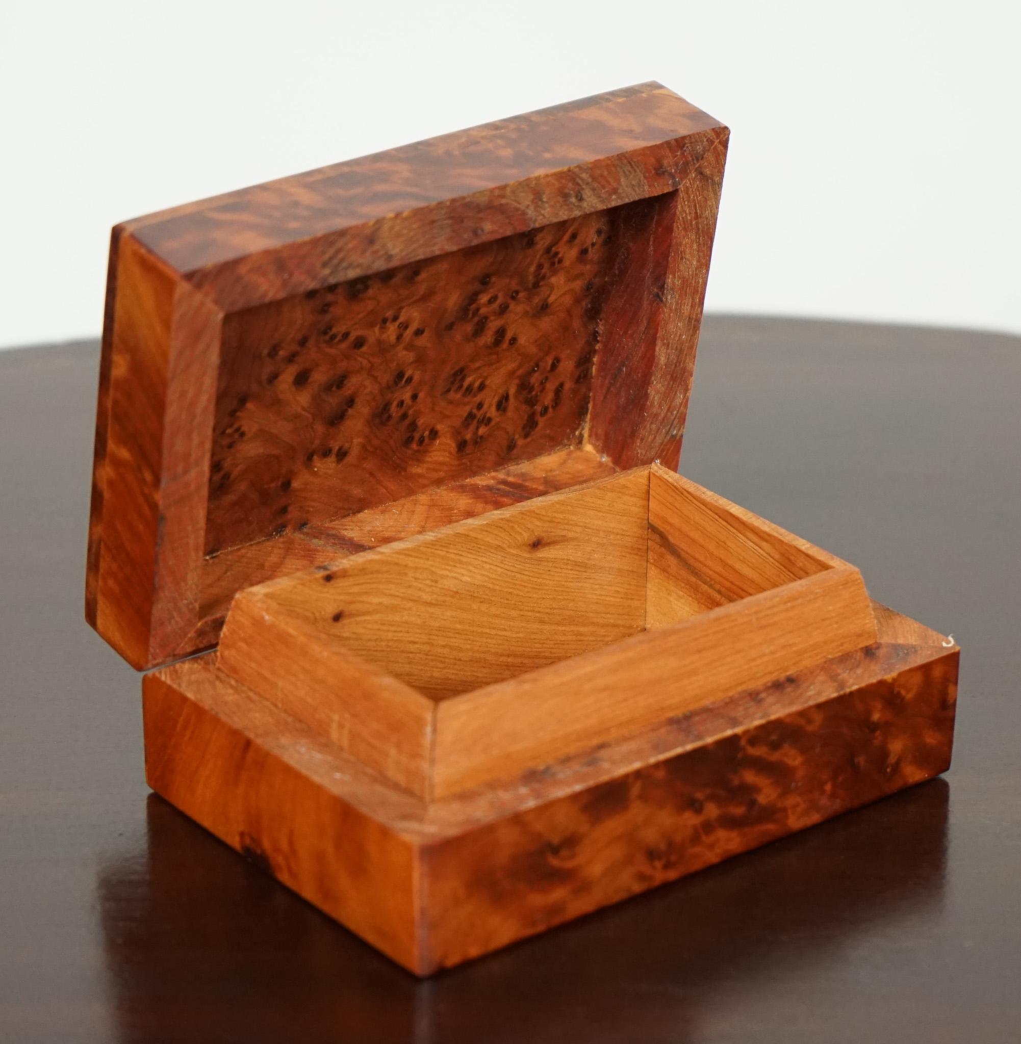 

Nous sommes ravis d'offrir à la vente cette petite boîte en bois de ronce vintage.

Une belle boîte en bois de ronce avec rangement. 

Veuillez examiner attentivement les photos pour vous rendre compte de leur état avant d'acheter, car elles font