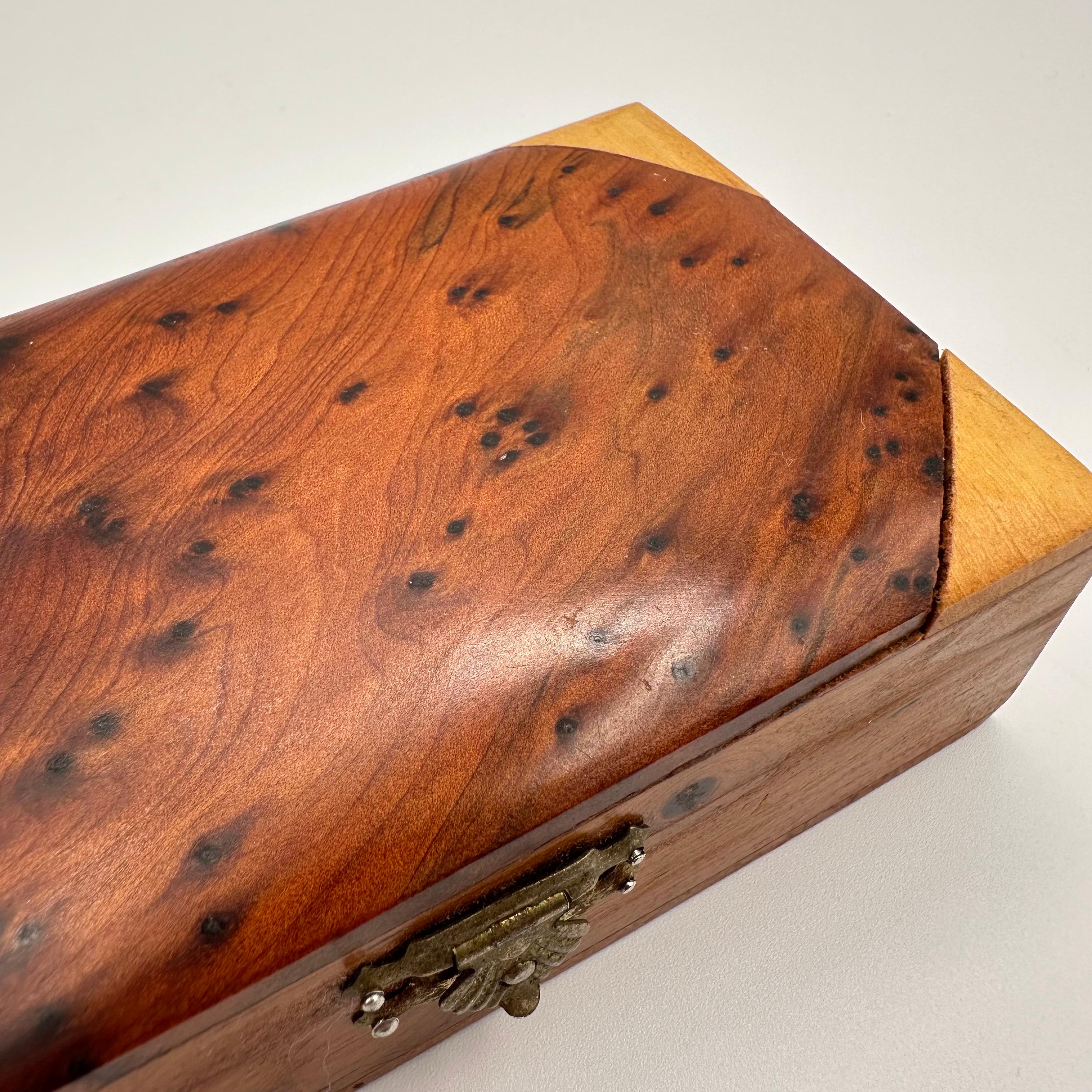 Petite boîte rectangulaire à couvercle à charnière en bois de ronce Vintage en vente 3