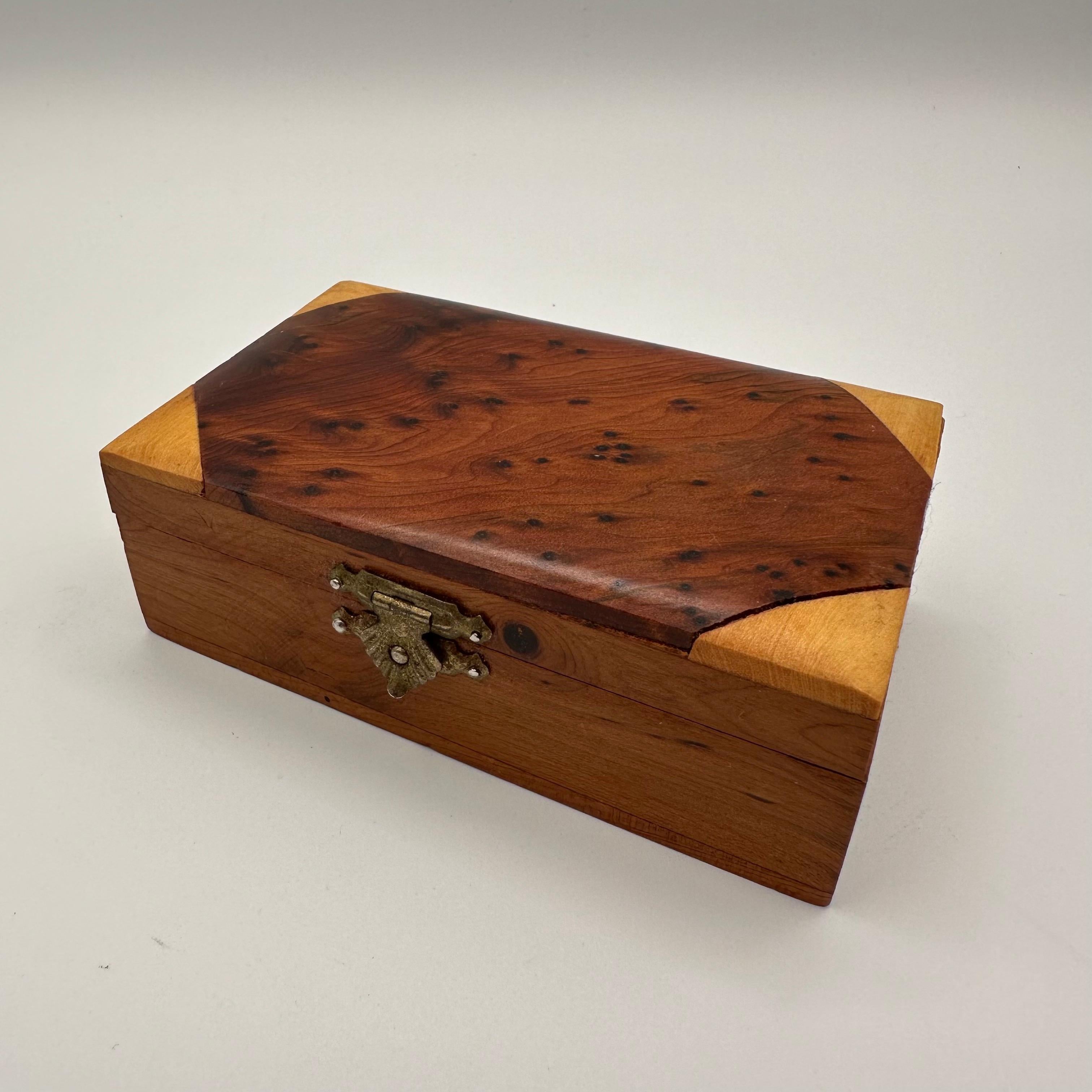 Petite boîte rectangulaire à couvercle à charnière en bois de ronce Vintage en vente 5