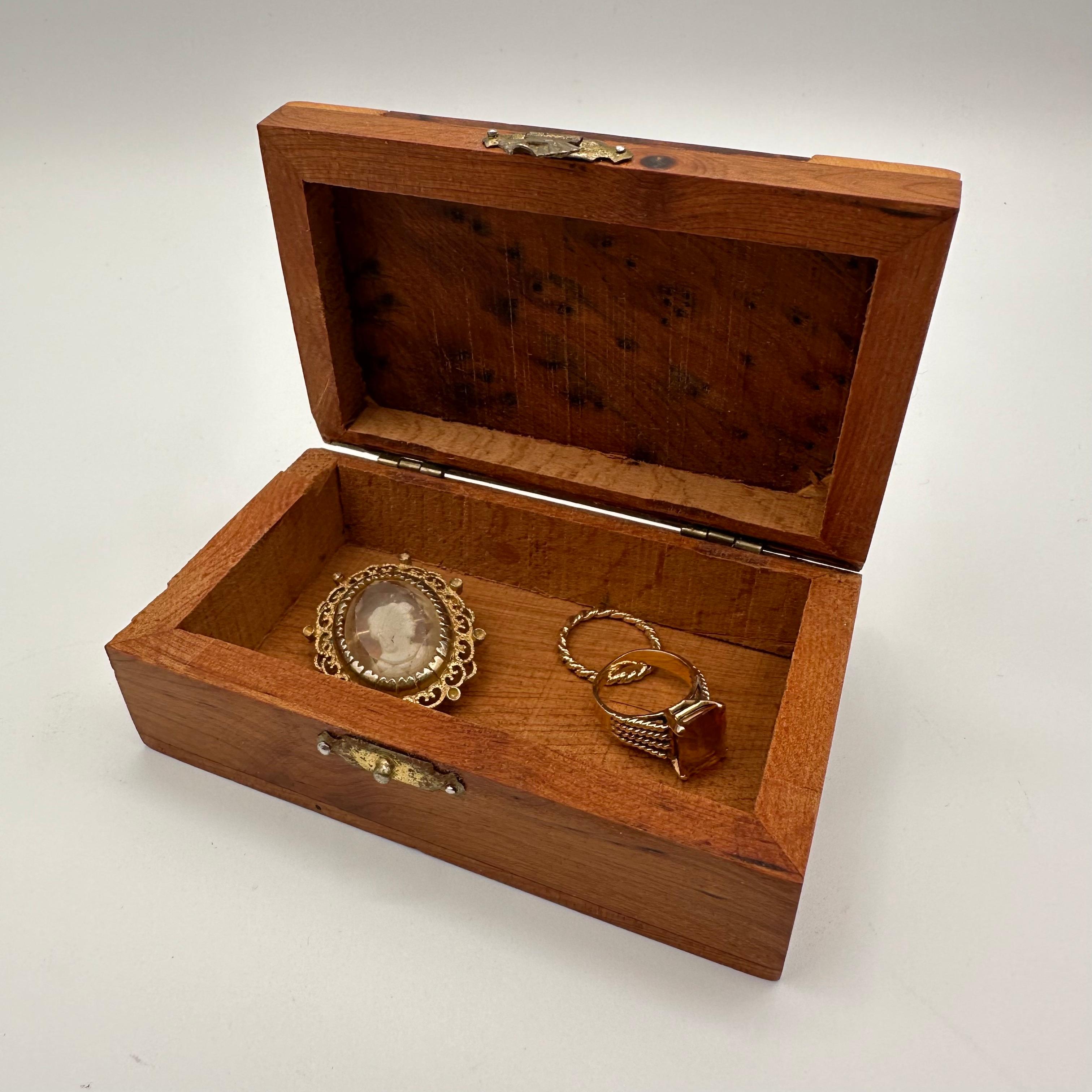 Petite boîte rectangulaire à couvercle à charnière en bois de ronce Vintage en vente 6