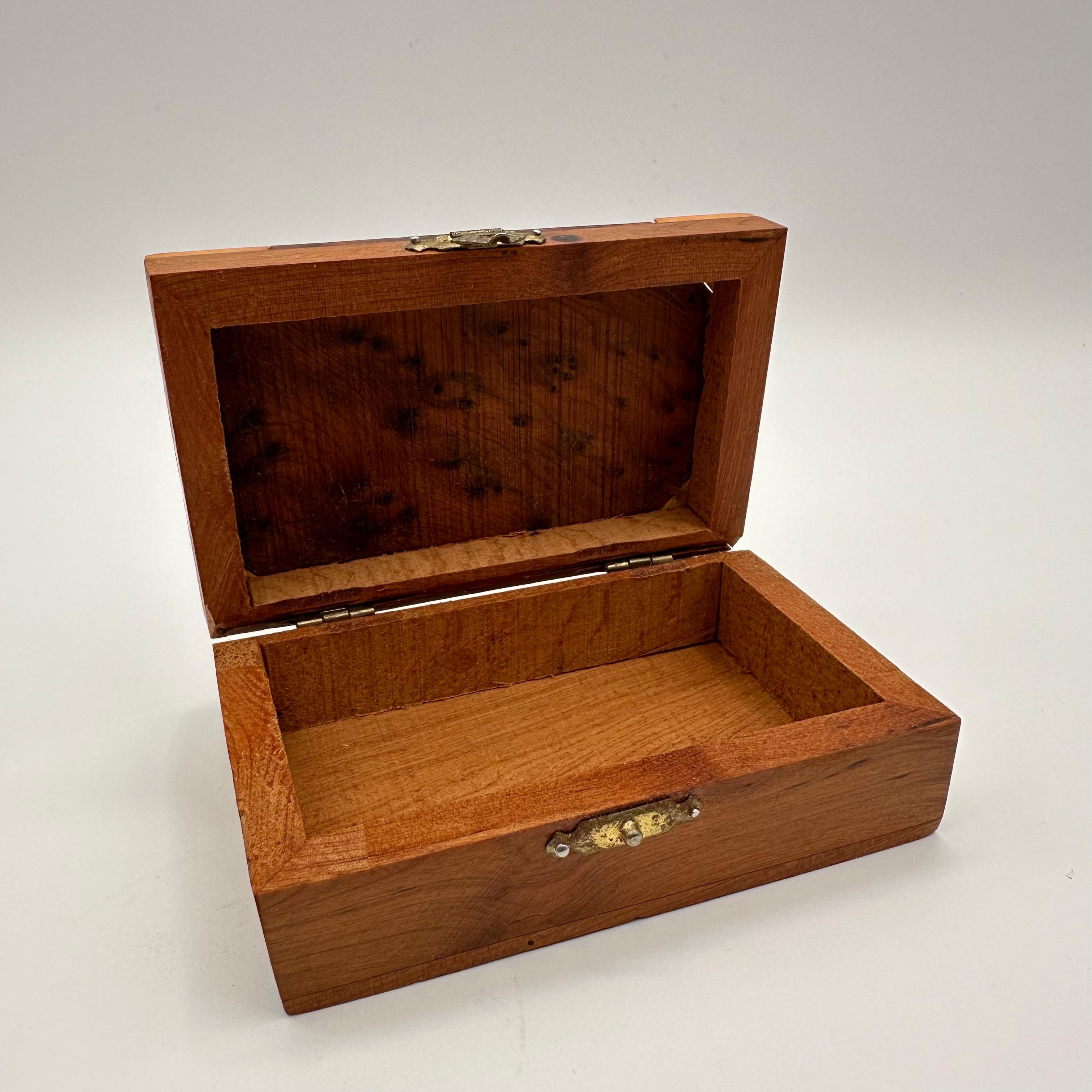 Néoclassique Petite boîte rectangulaire à couvercle à charnière en bois de ronce Vintage en vente