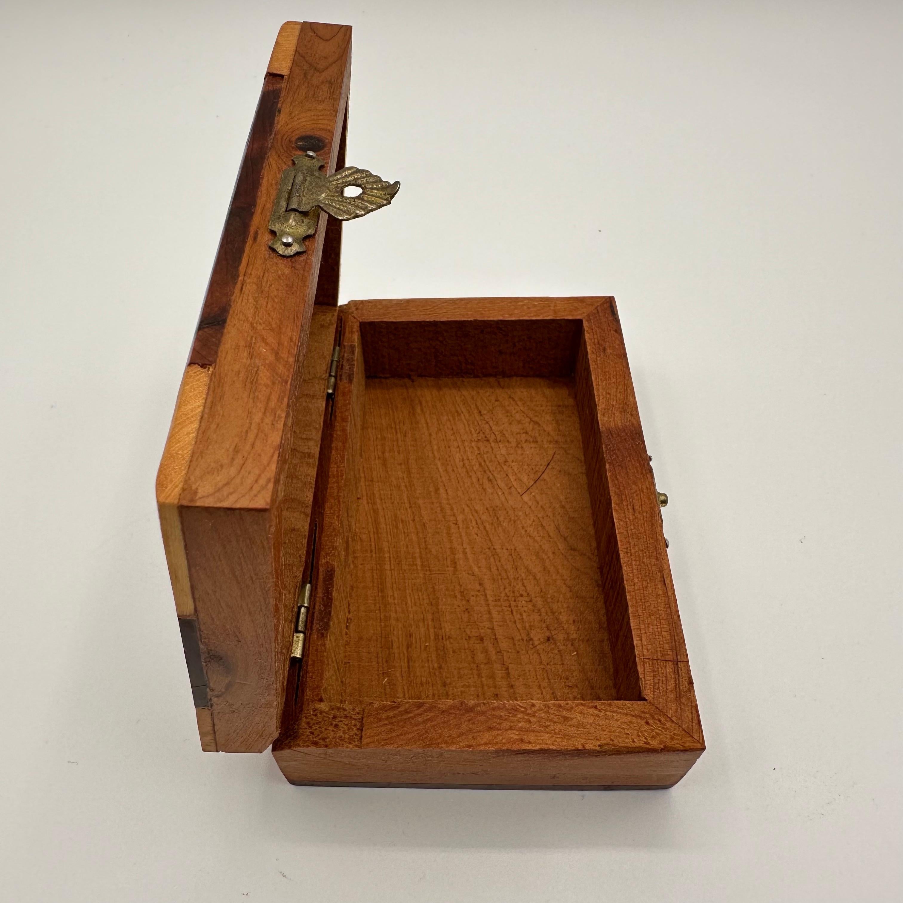 Européen Petite boîte rectangulaire à couvercle à charnière en bois de ronce Vintage en vente