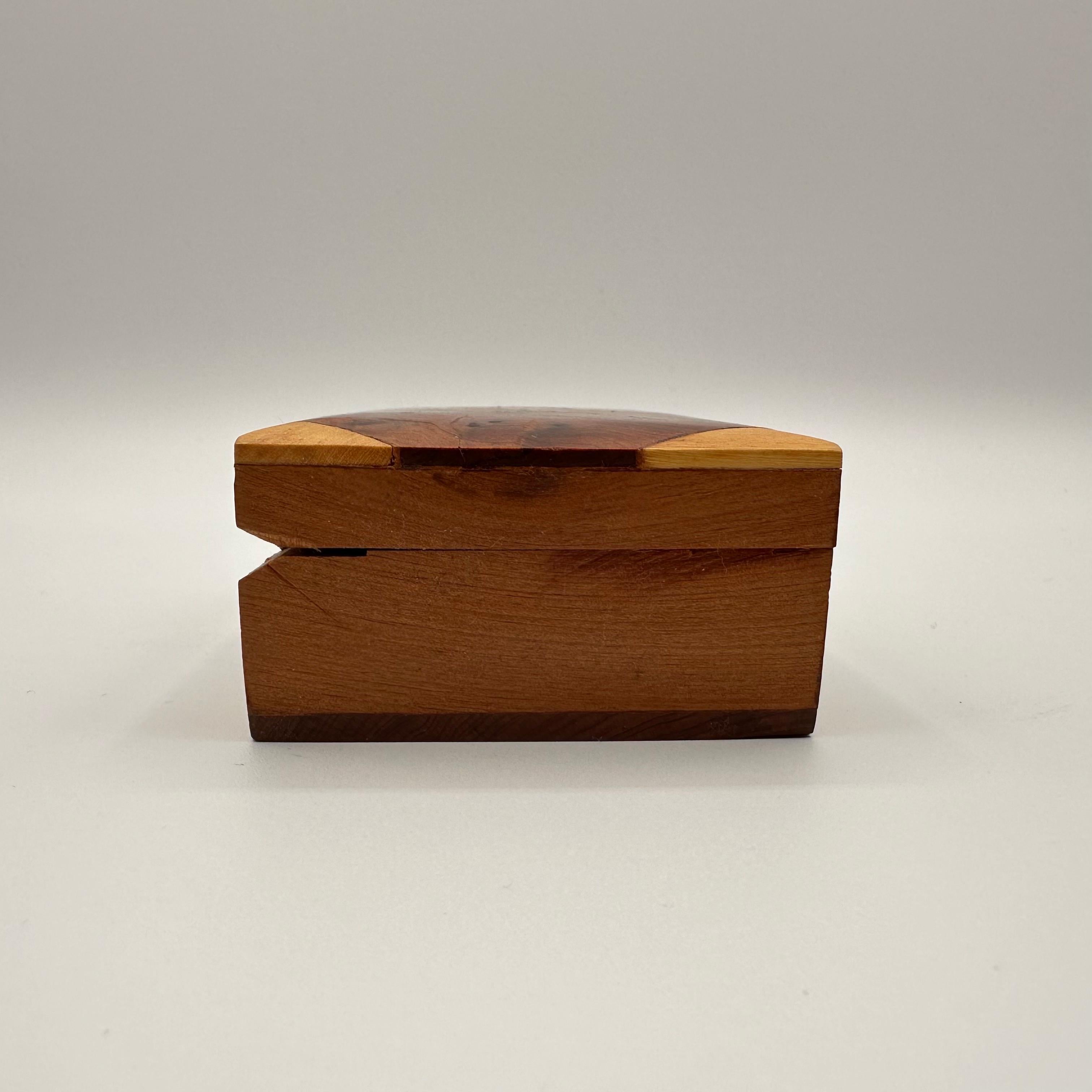 Petite boîte rectangulaire à couvercle à charnière en bois de ronce Vintage Bon état - En vente à Amityville, NY