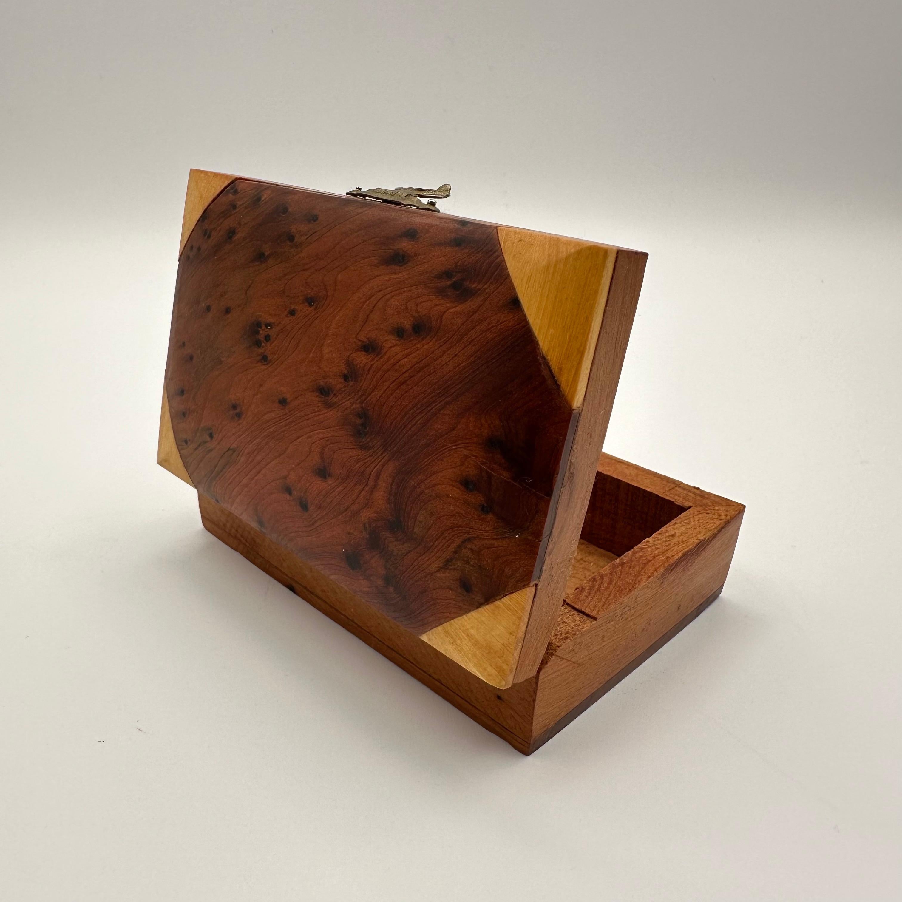 20ième siècle Petite boîte rectangulaire à couvercle à charnière en bois de ronce Vintage en vente