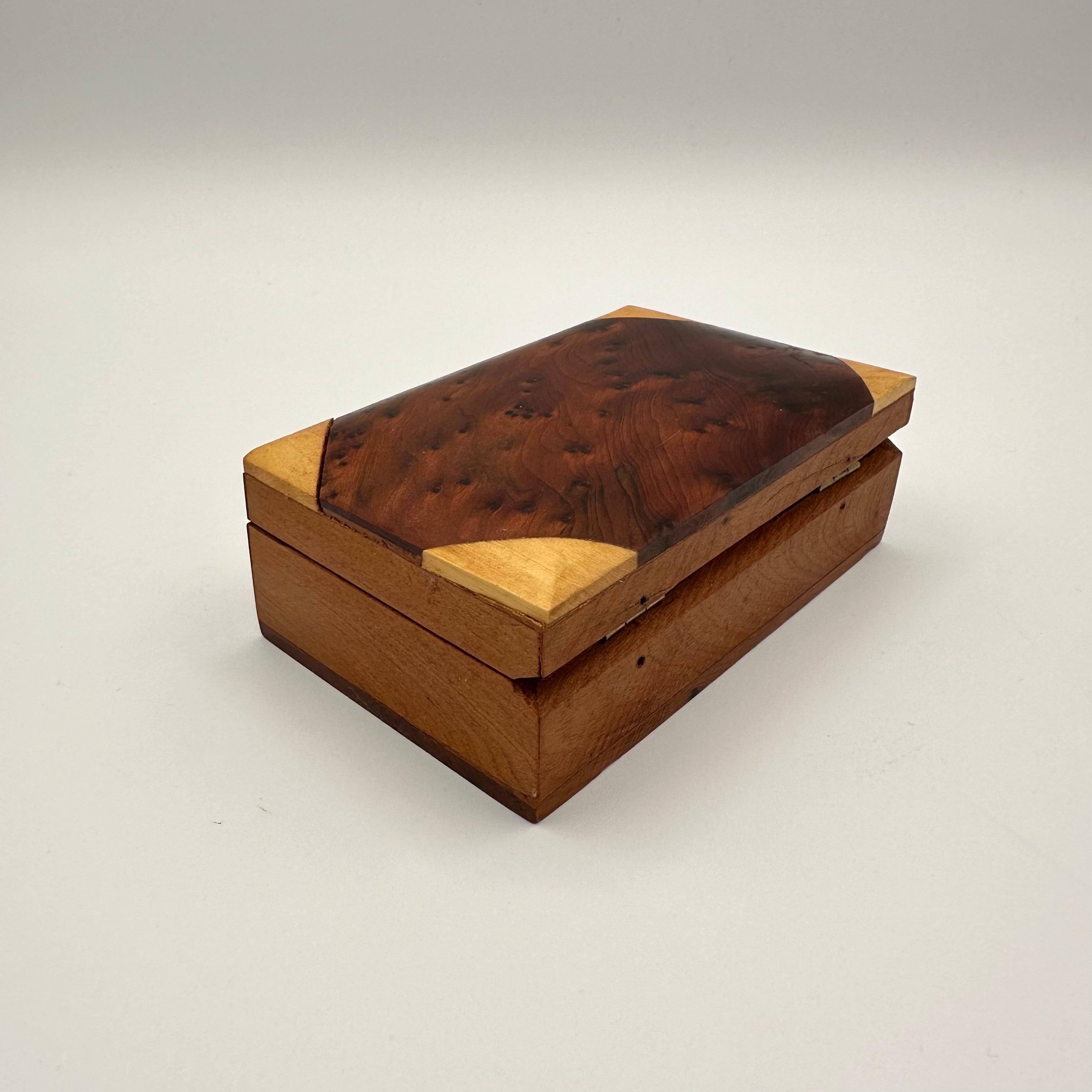 Laiton Petite boîte rectangulaire à couvercle à charnière en bois de ronce Vintage en vente