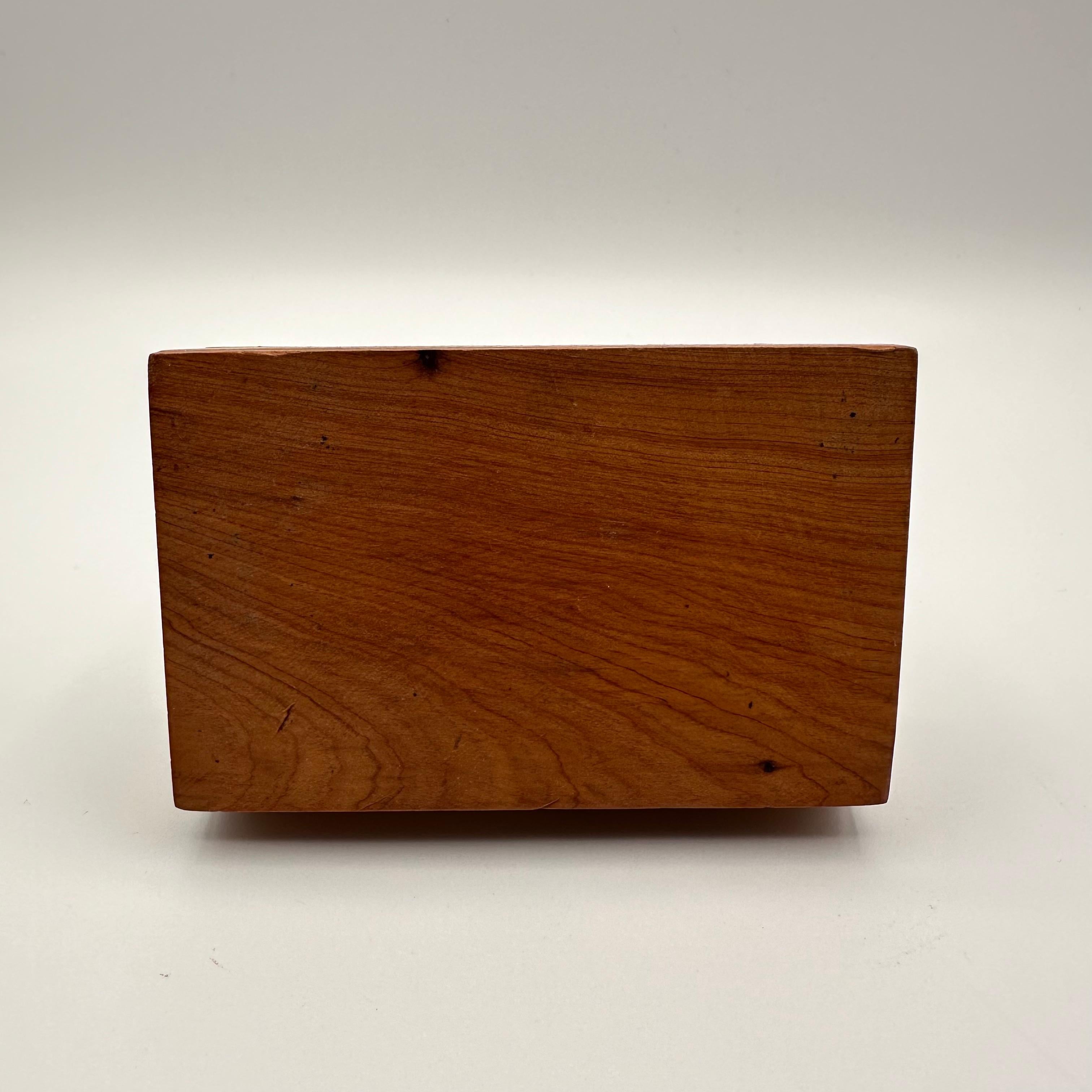 Petite boîte rectangulaire à couvercle à charnière en bois de ronce Vintage en vente 1
