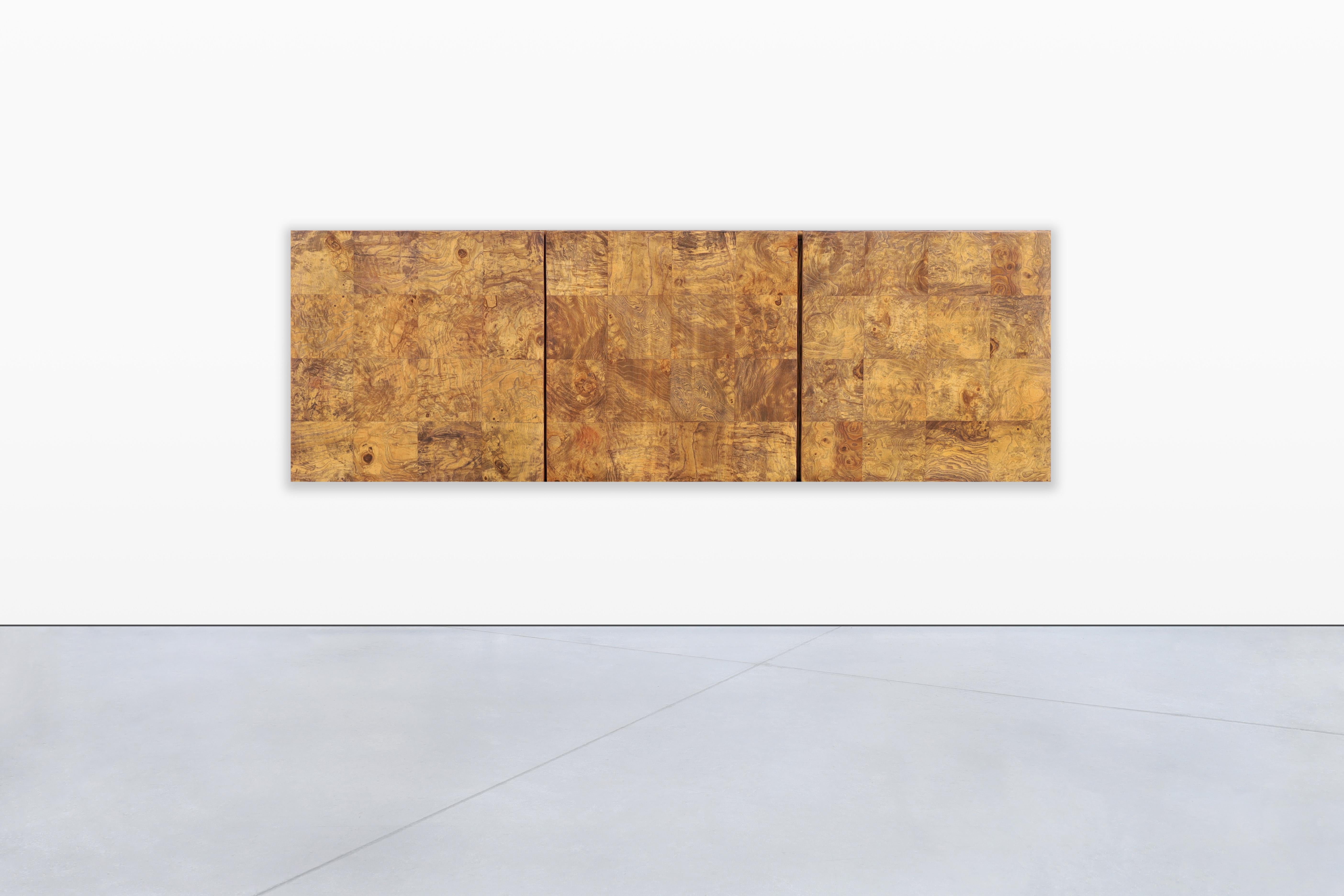 Una splendida credenza da parete moderna di metà secolo, sapientemente progettata da Milo Baughman per Thayer Coggin negli Stati Uniti durante gli anni '70. Questo squisito pezzo è realizzato in legno di radica di frassino di alta qualità e presenta