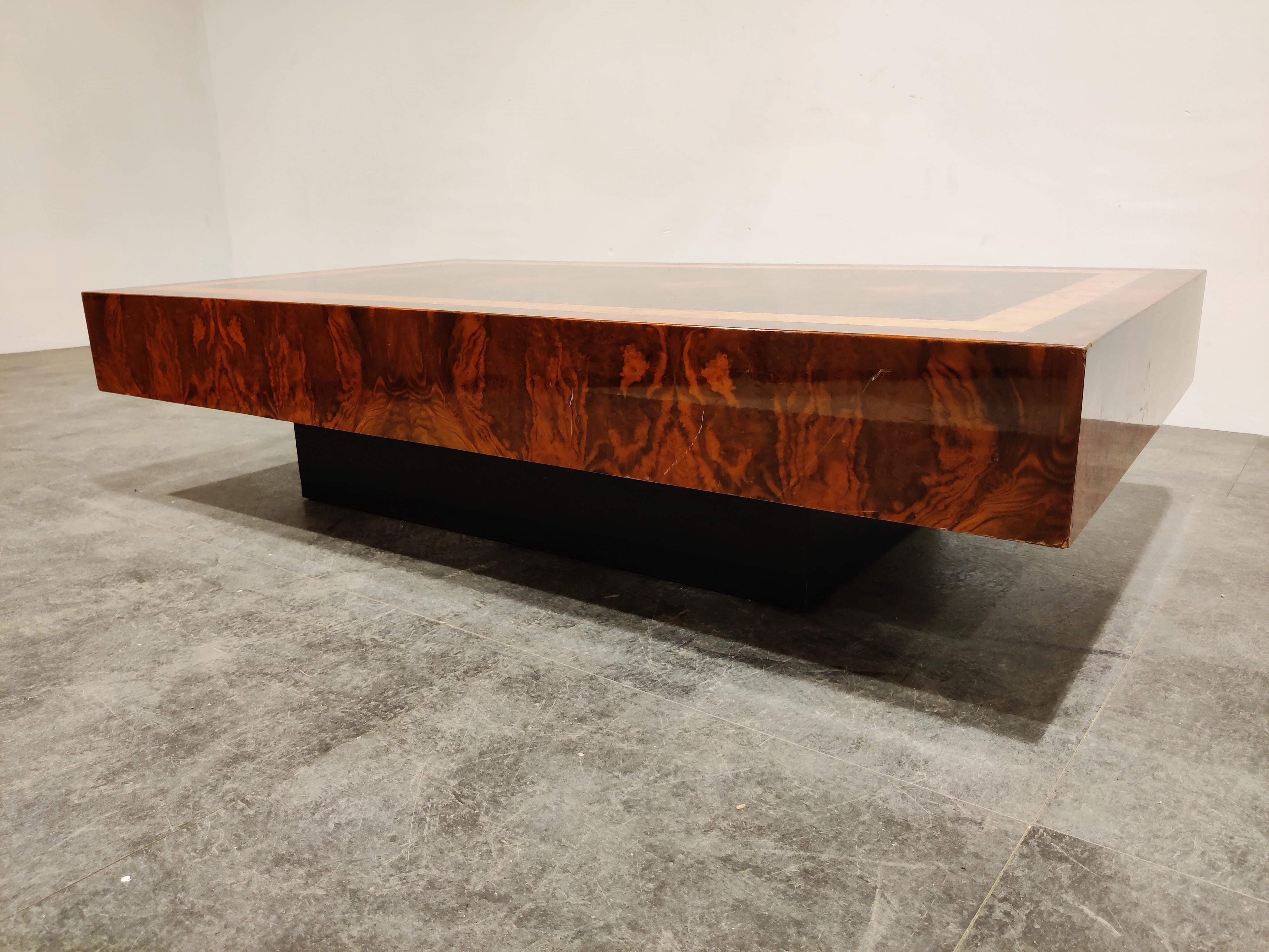 Rectangular burl wood coffee table.

Very lovely seventies/eighties glam look thanks to the burl veneer.

Black wooden base.

Condition: Age related wear, some scratching,

1970s, France

Dimensions:
Height 30cm/11.77
