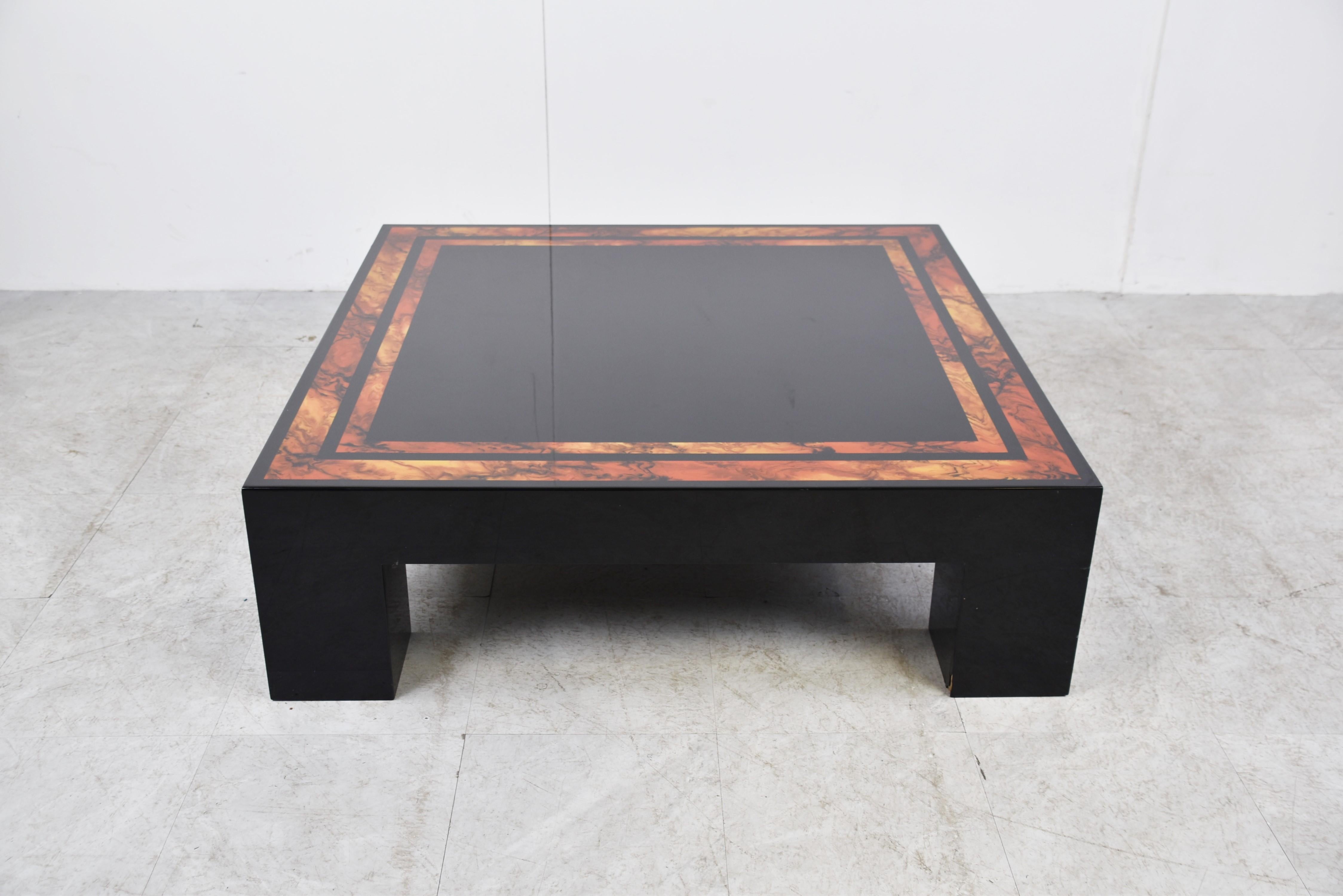 Elegant square burl wood and lacquer coffee table.

Very lovely seventies/eighties glam look thanks to the burl veneer.

Condition: Good with normal wear.

Dimensions:
Height: 31cm/12.20