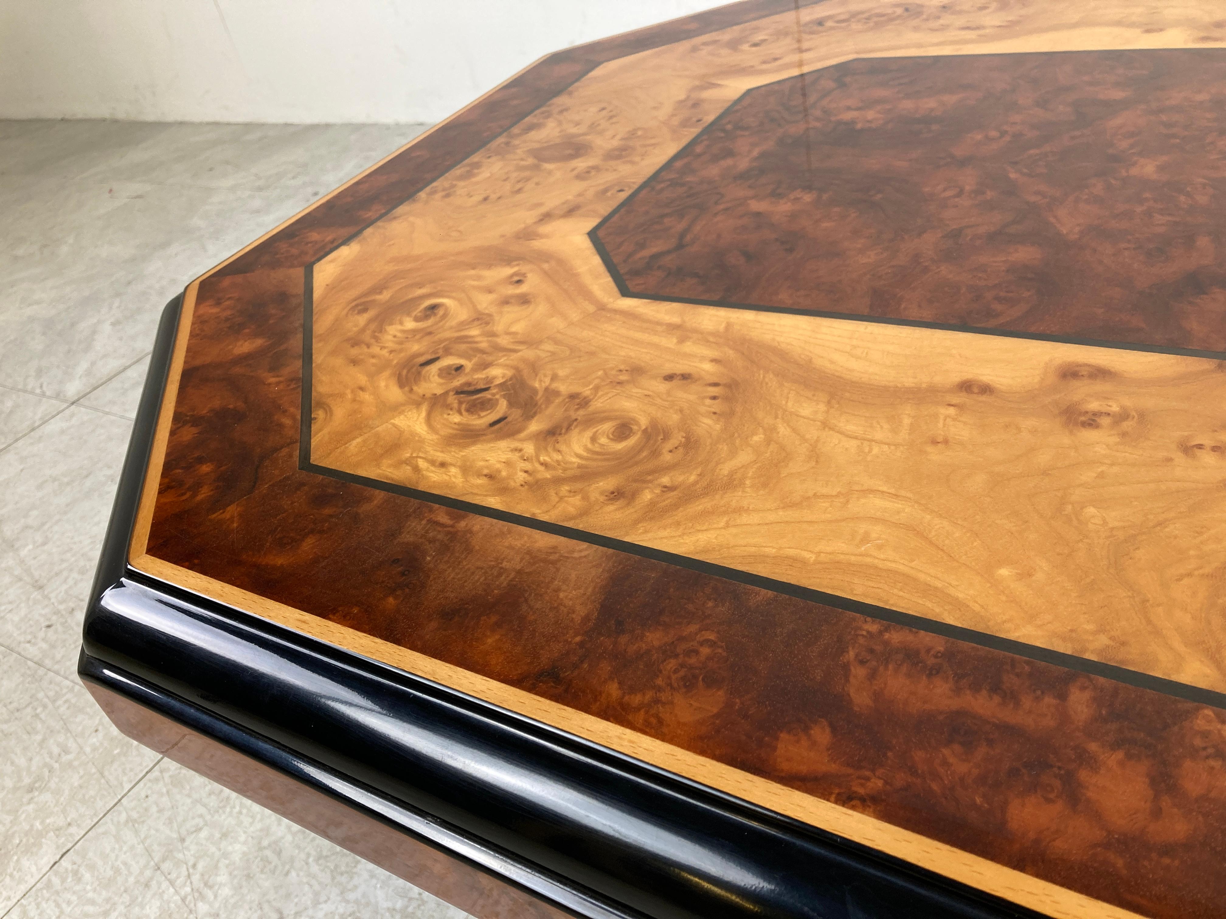 Elegant burl wood and lacquer coffee table.

Very lovely seventies/eighties glam look thanks to the burl veneer.

Beautiful different tints of burl wood combined with the black lacquered wood make this a gorgeous table.

Condition: Good with