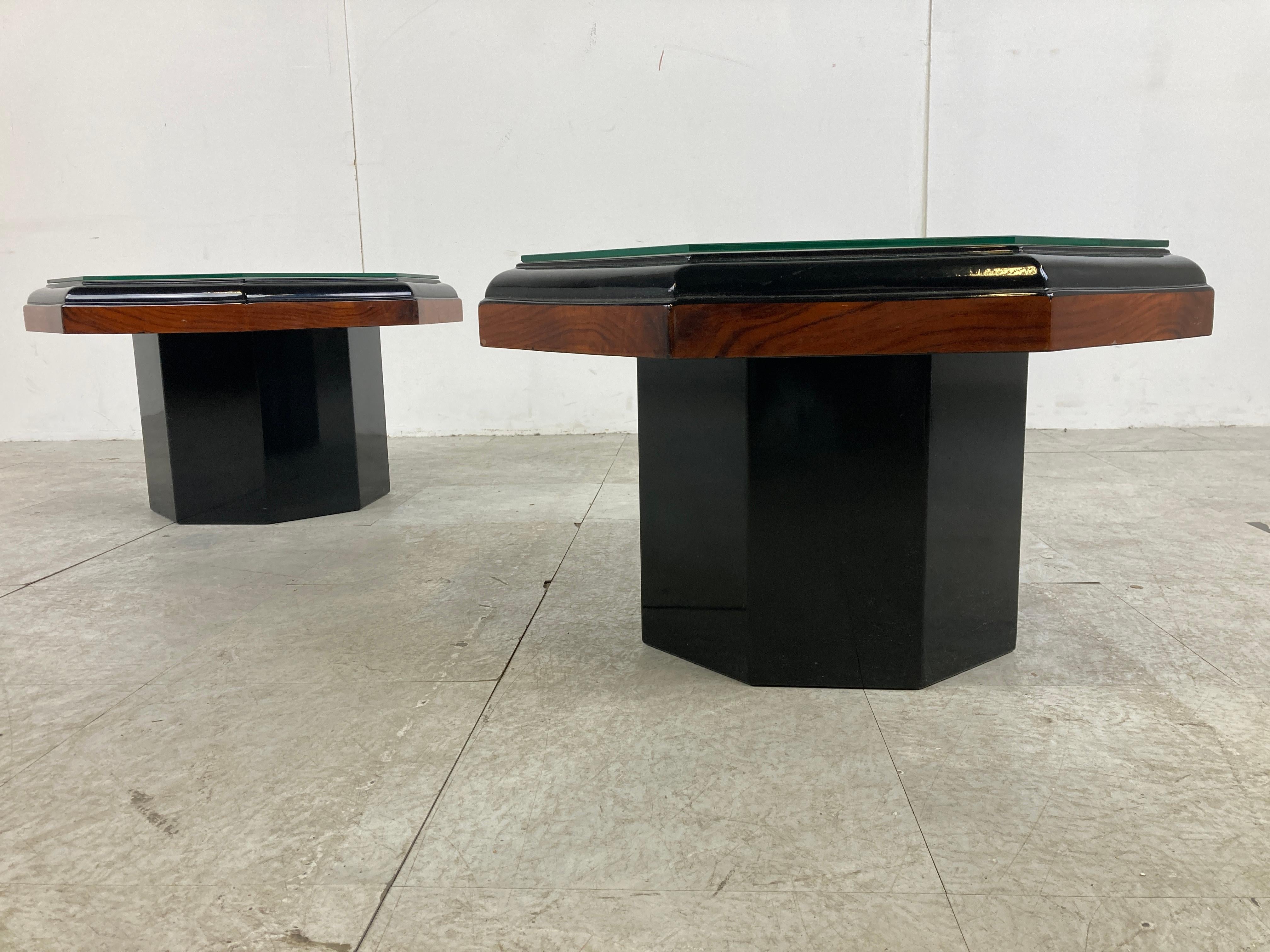 Elegant octogonal burl wood and lacquer side tables or coffee tables.

Very lovely seventies/eighties glam look thanks to the burl veneer.

The tables have glass tops to protect the burl wood. 

Very good condition

Very much in the style of