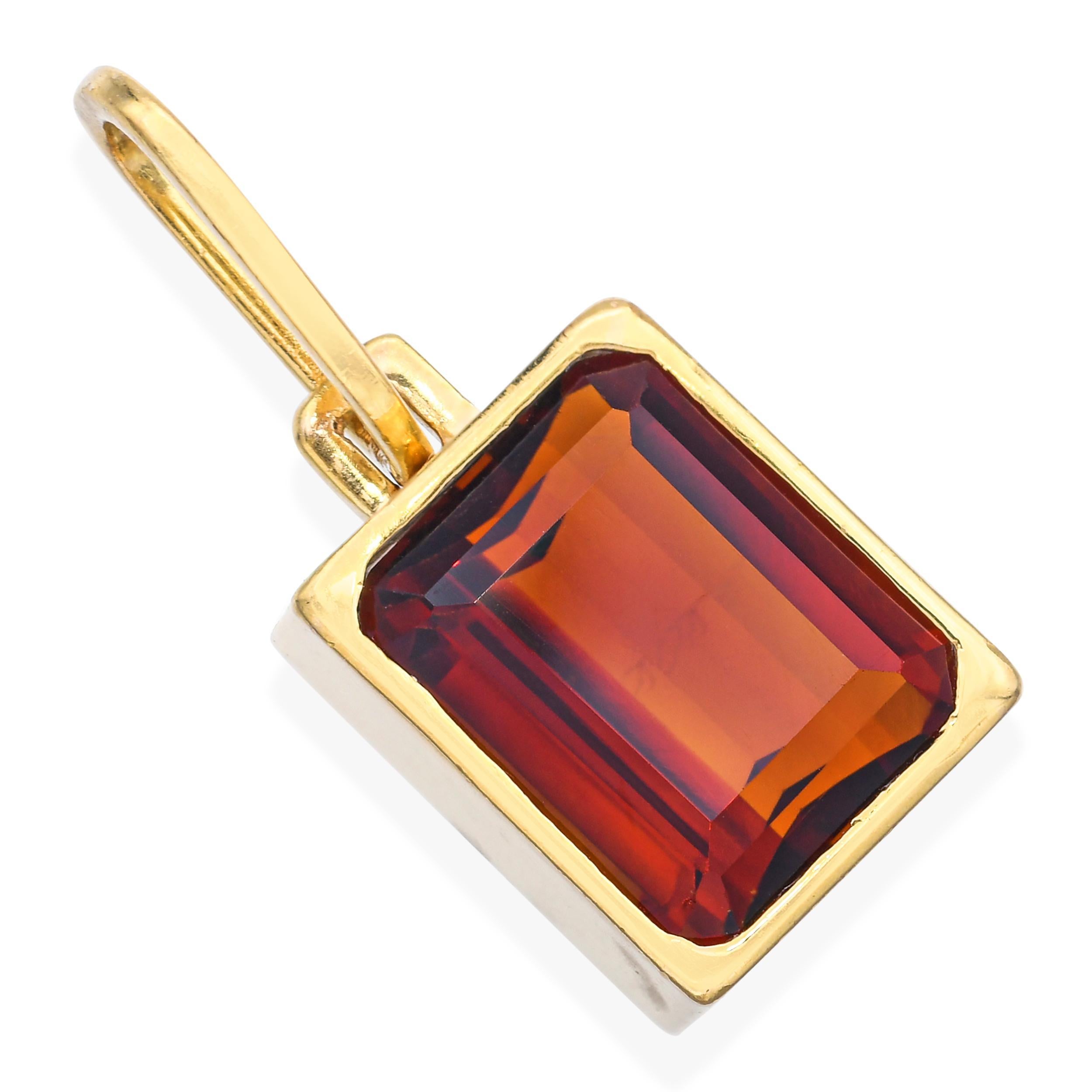 Questo elegante ciondolo vintage è realizzato in ricco oro giallo 18 carati e ha al centro un radioso citrino da 4,70 carati. La gemma presenta una calda tonalità arancio-dorata con un'eccellente chiarezza e brillantezza, splendidamente completata