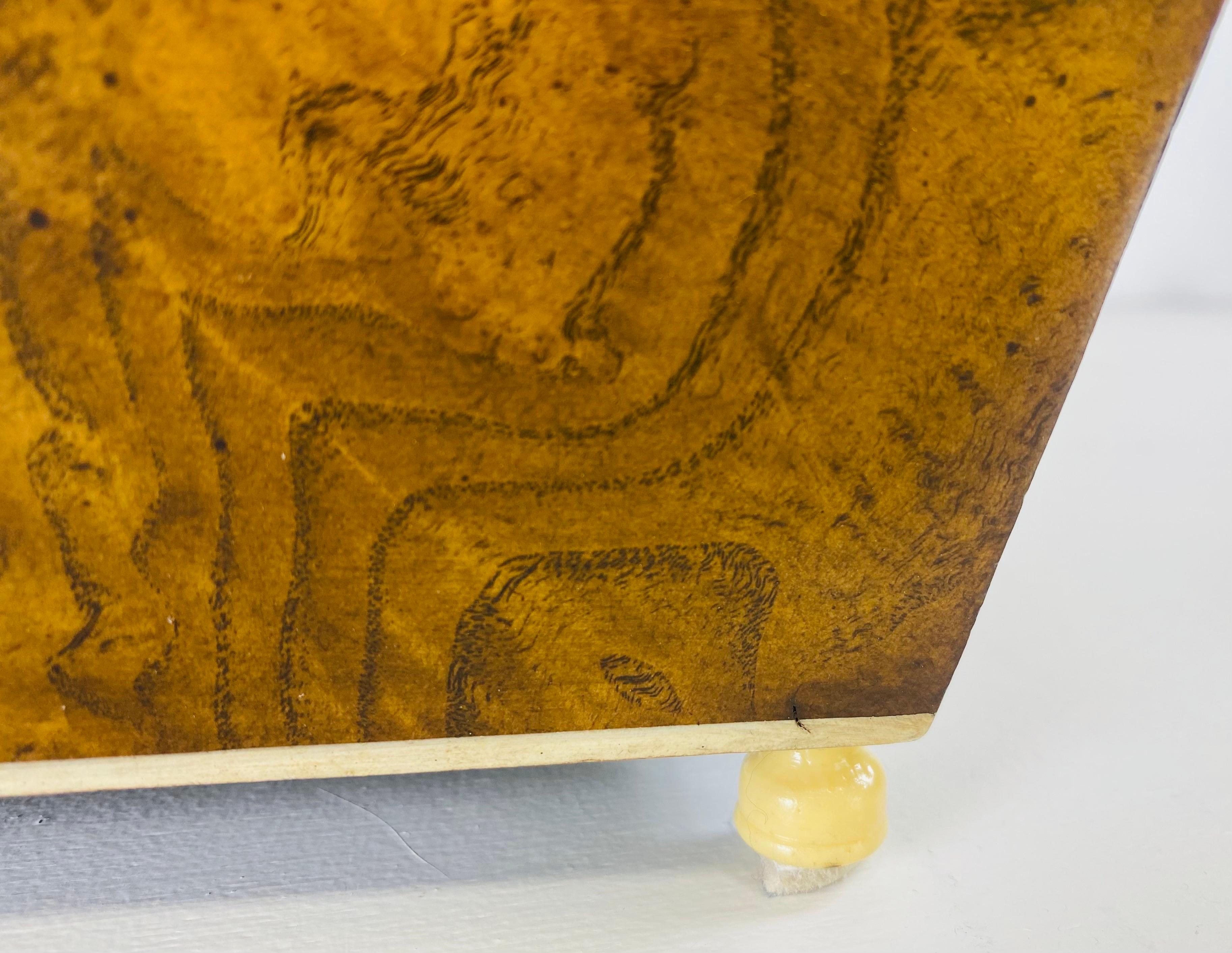 Cassettone d'epoca in noce burlato e finto avorio di Maitland Smith In condizioni buone in vendita a Allentown, PA